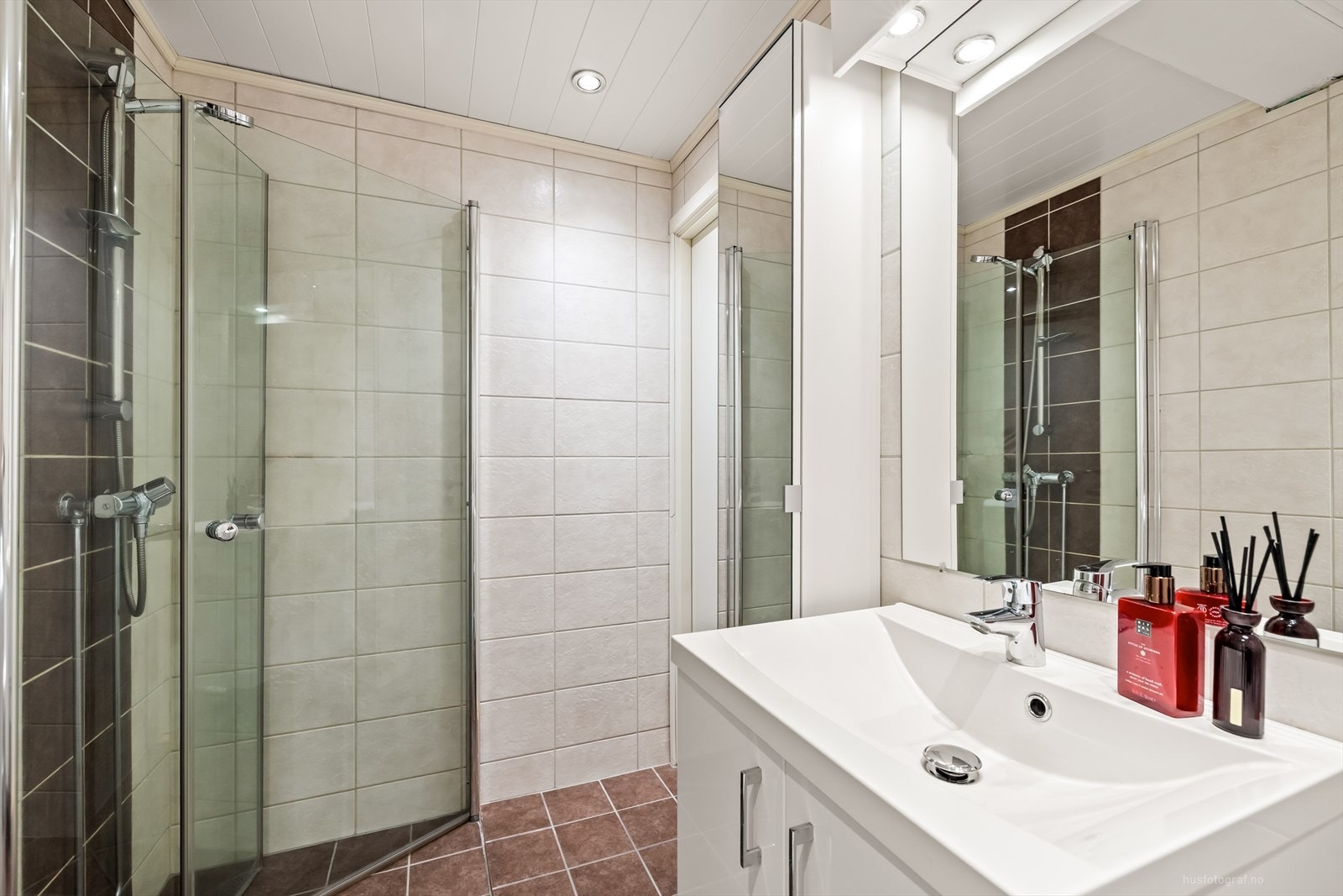 Lyst og pent flislagt bad Galleribilde