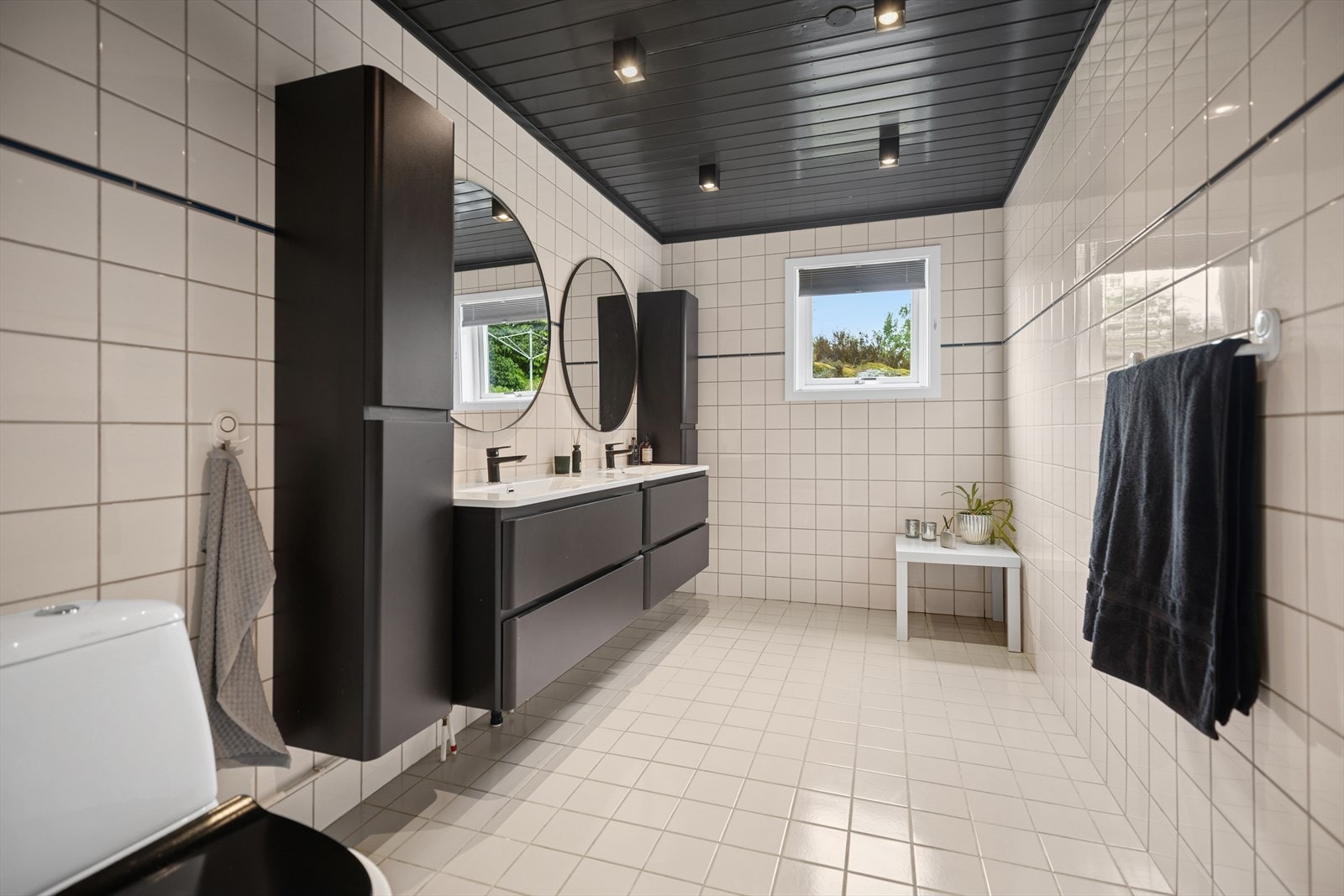 Hovedbadet har flislagt gulv med behagelig gulvvarme. Utstyrt med dobbelservant, baderomsinnredning og speil over servanten. Galleribilde