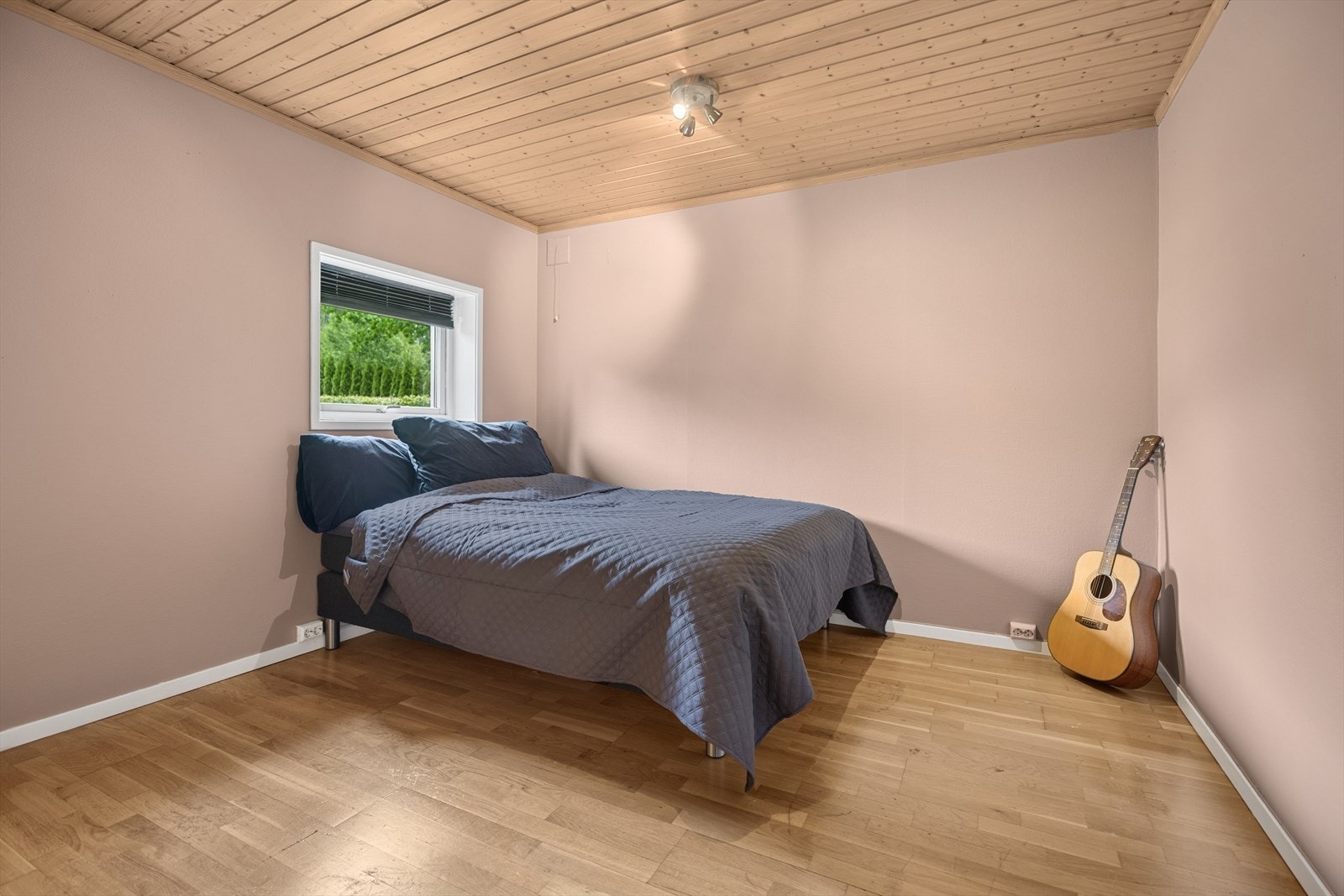 Soverommene er holdt i duse farger og har rikelig med plass til garderobeskap. Galleribilde