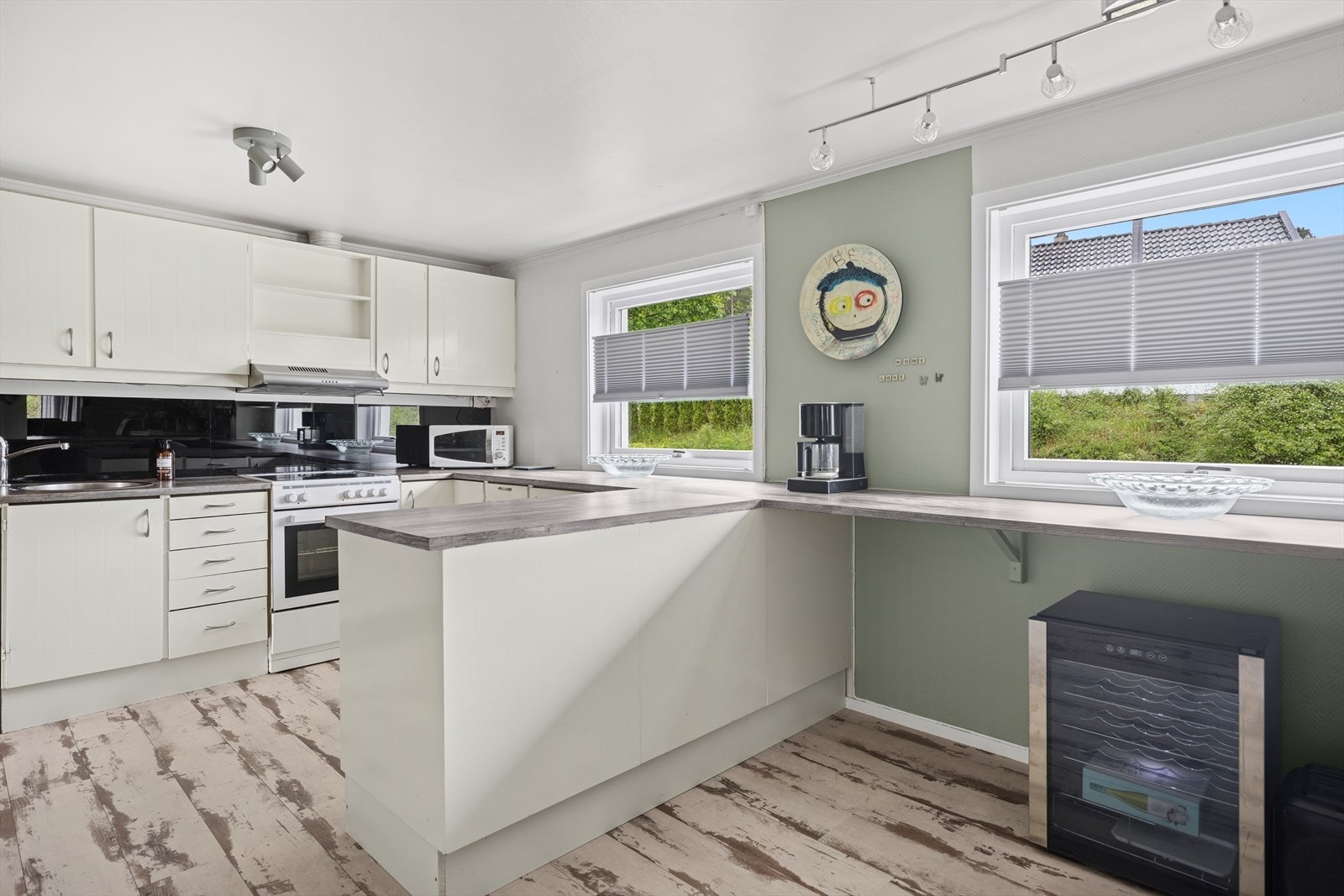 Romslig familiekjøkken med en god miks av skuffer og skap. Galleribilde