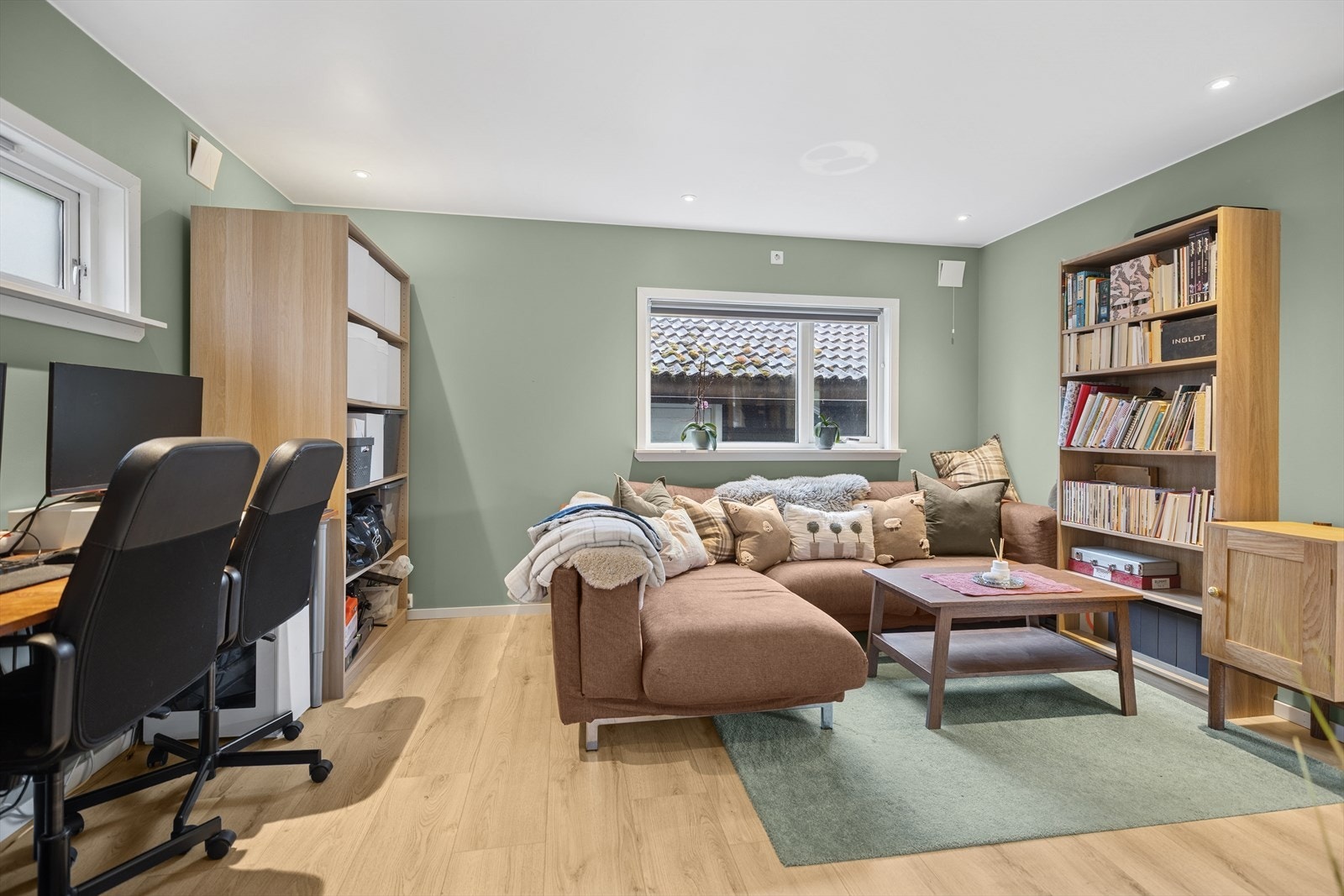 Stue med nyere laminatgulv og malte vegger. Galleribilde