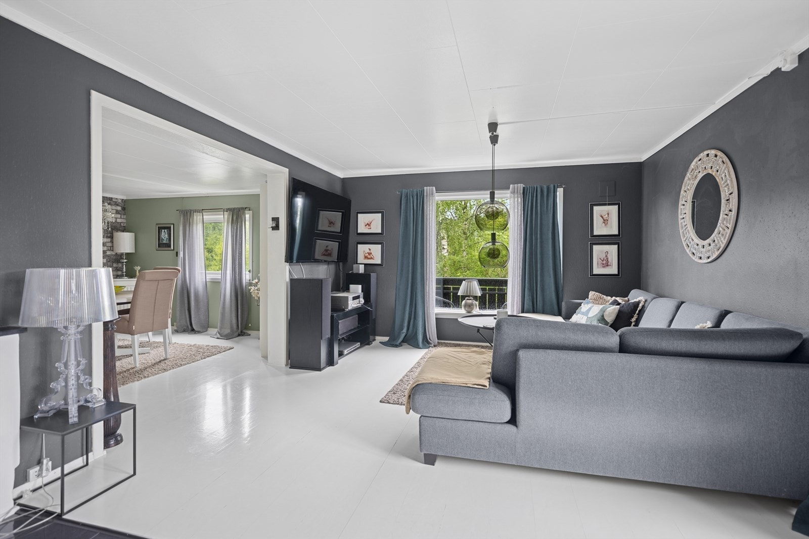 Vel inne ligger stuen og kjøkkenet i en åpen løsning. Galleribilde