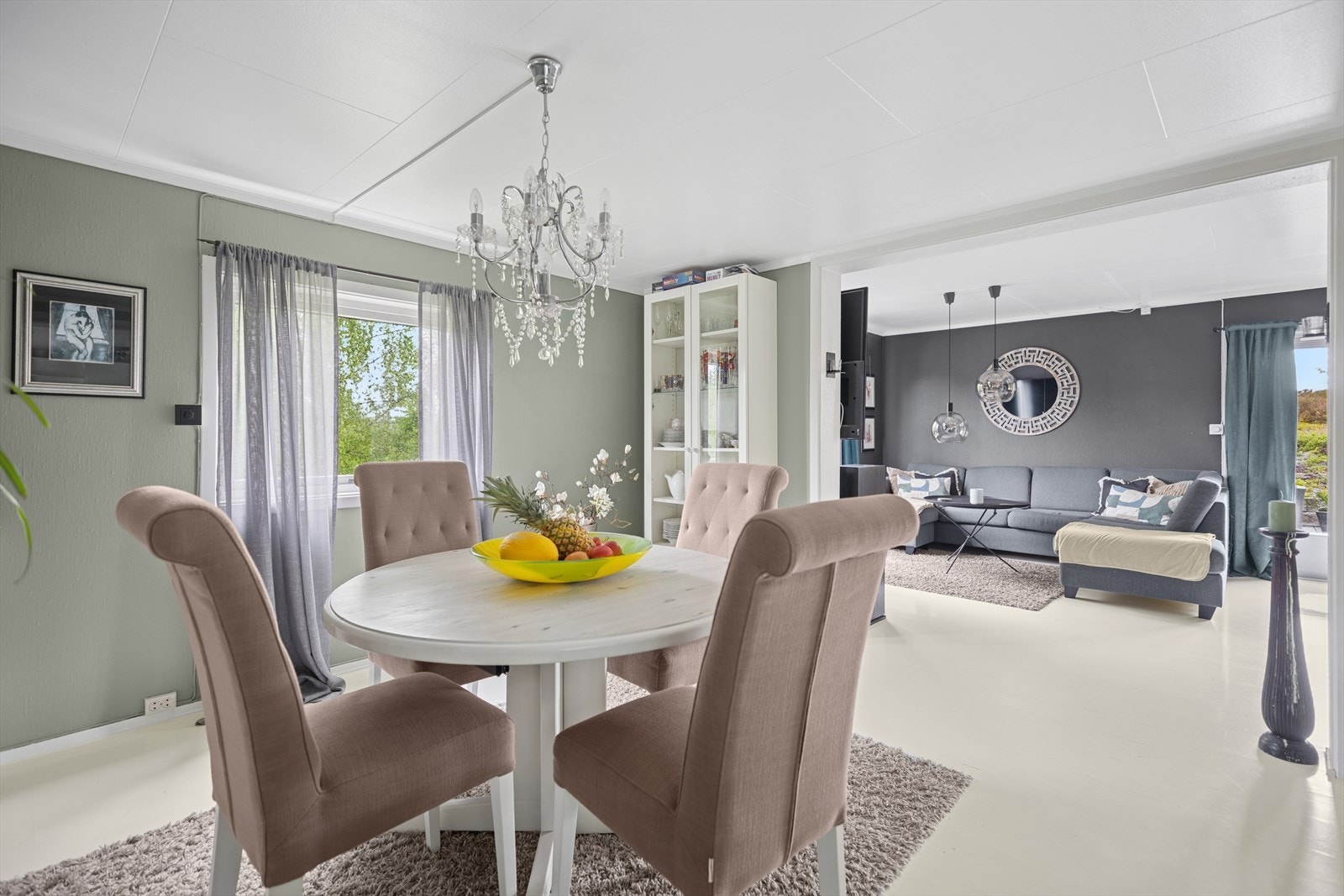 Boligen har hovedsakelig elektrisk oppvarming med panelovner og gulvvarme i enkelte rom. Galleribilde