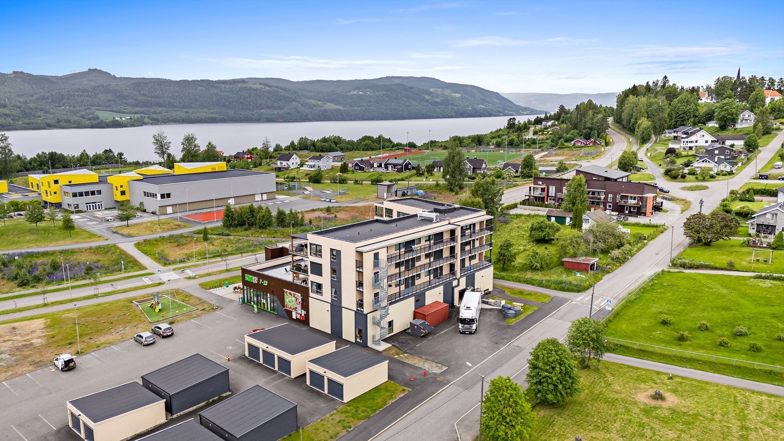 Det medfølger garasjeplass i garasje på bakkeplan.
På samme tomten som leiligheten har du fasiliteter som frisør, treningssenter, Jafs, fysioterapeut og KIWI. Galleribilde