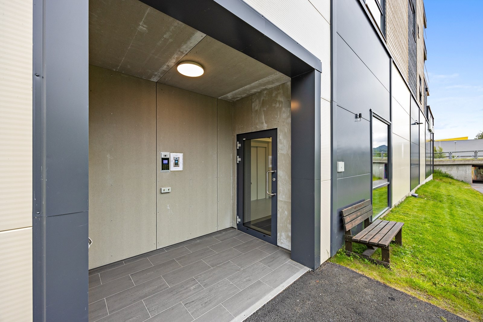 Fra bakkeplan kommer du enkelt opp i leiligheten via heisen. Galleribilde