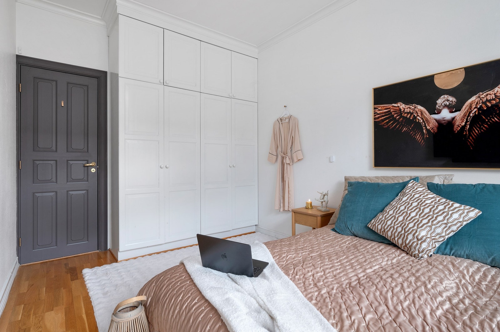 Her har man god plass til dobbeltseng av ønsket størrelse, nattbord og garderobeskap. Galleribilde