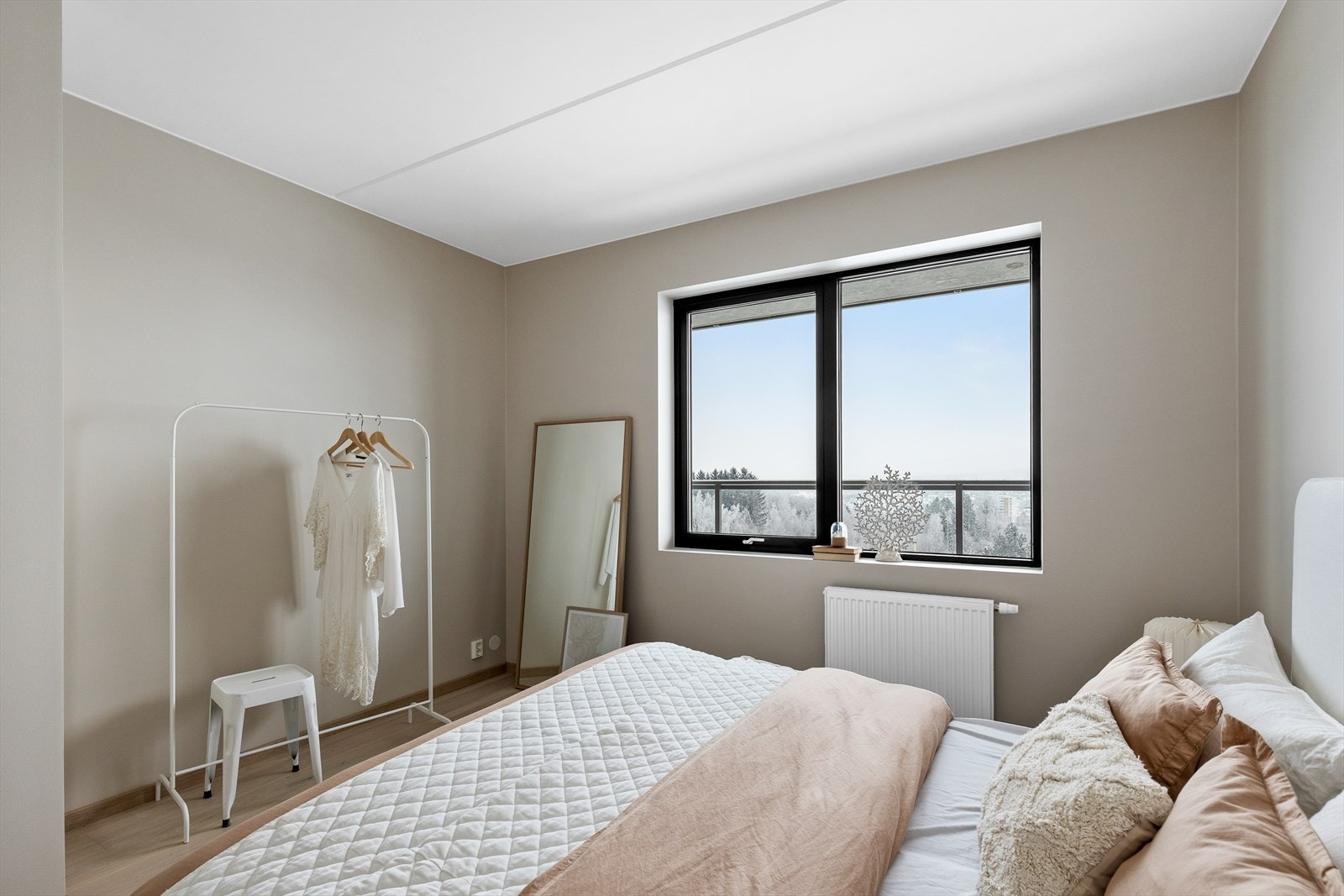 Soverommet har gode muligheter til å innrede med ønsket garderobeløsning. Galleribilde