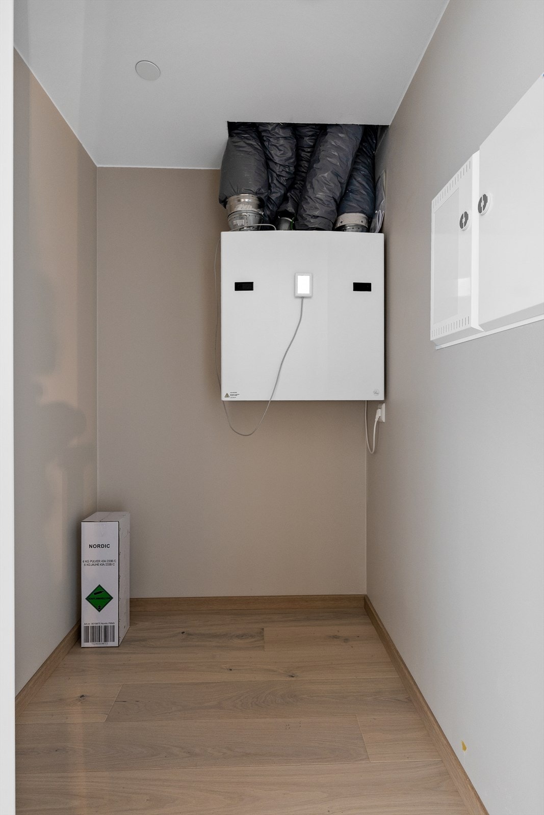 Innvendig bod måler ca. 3 m2. Her finnes ventilasjonsaggregatet samt sikringsskap. Det følger også med en ekstern bod i kjeller på ca. 5 m2. Galleribilde