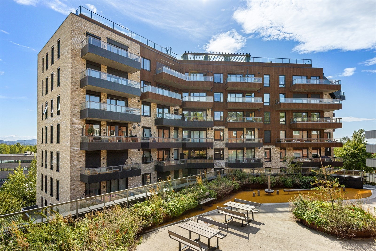 Ammerudveien 25. Leiligheten ligger i 4 etasje i "knekken" Galleribilde