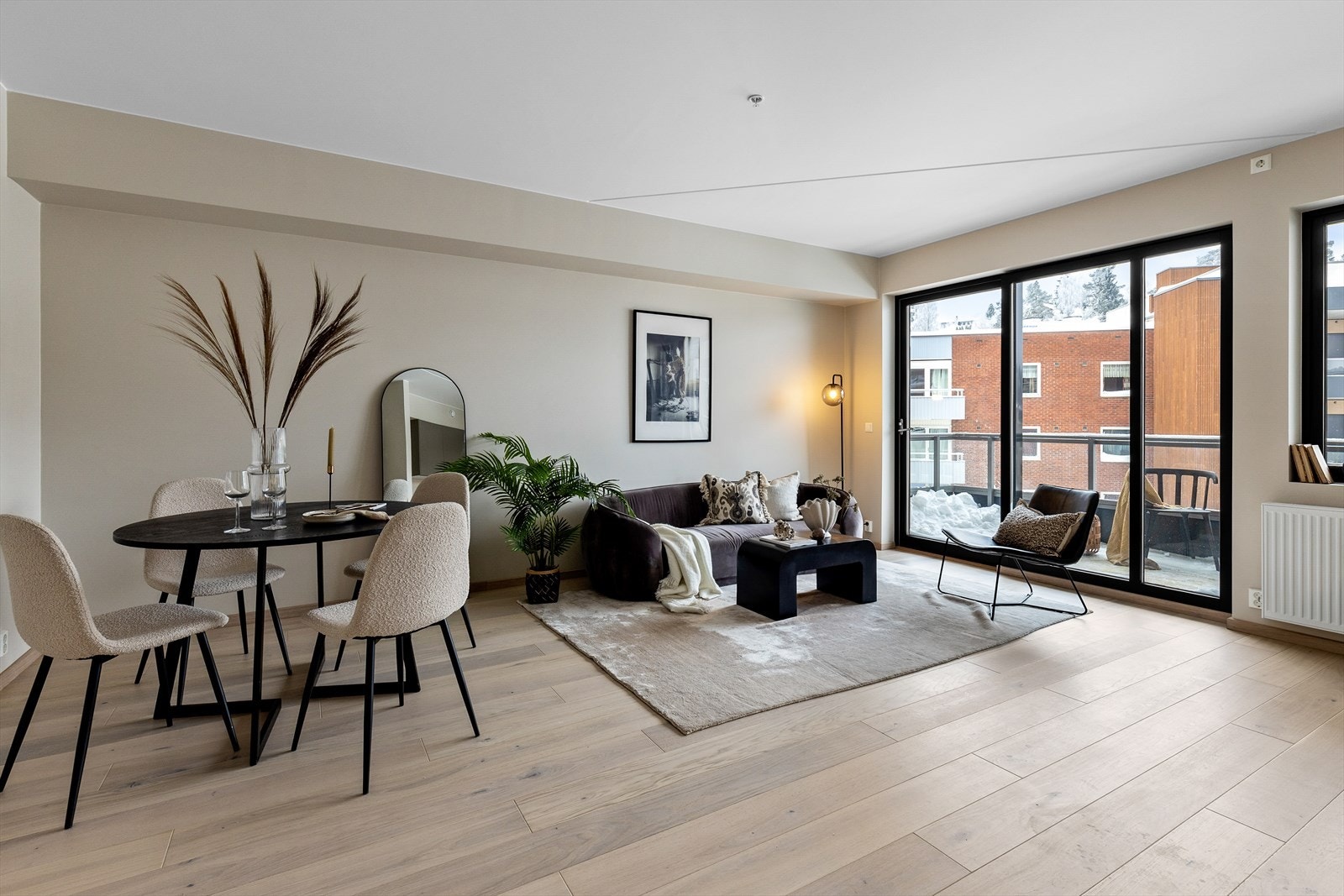 Leiligheten var nyoppført i 2023 og har derav en svært god standard. Det er lagt 1-stavs eikeparkett på alle gulv og samtlige vinduer har 3-lags isolerglass. Galleribilde