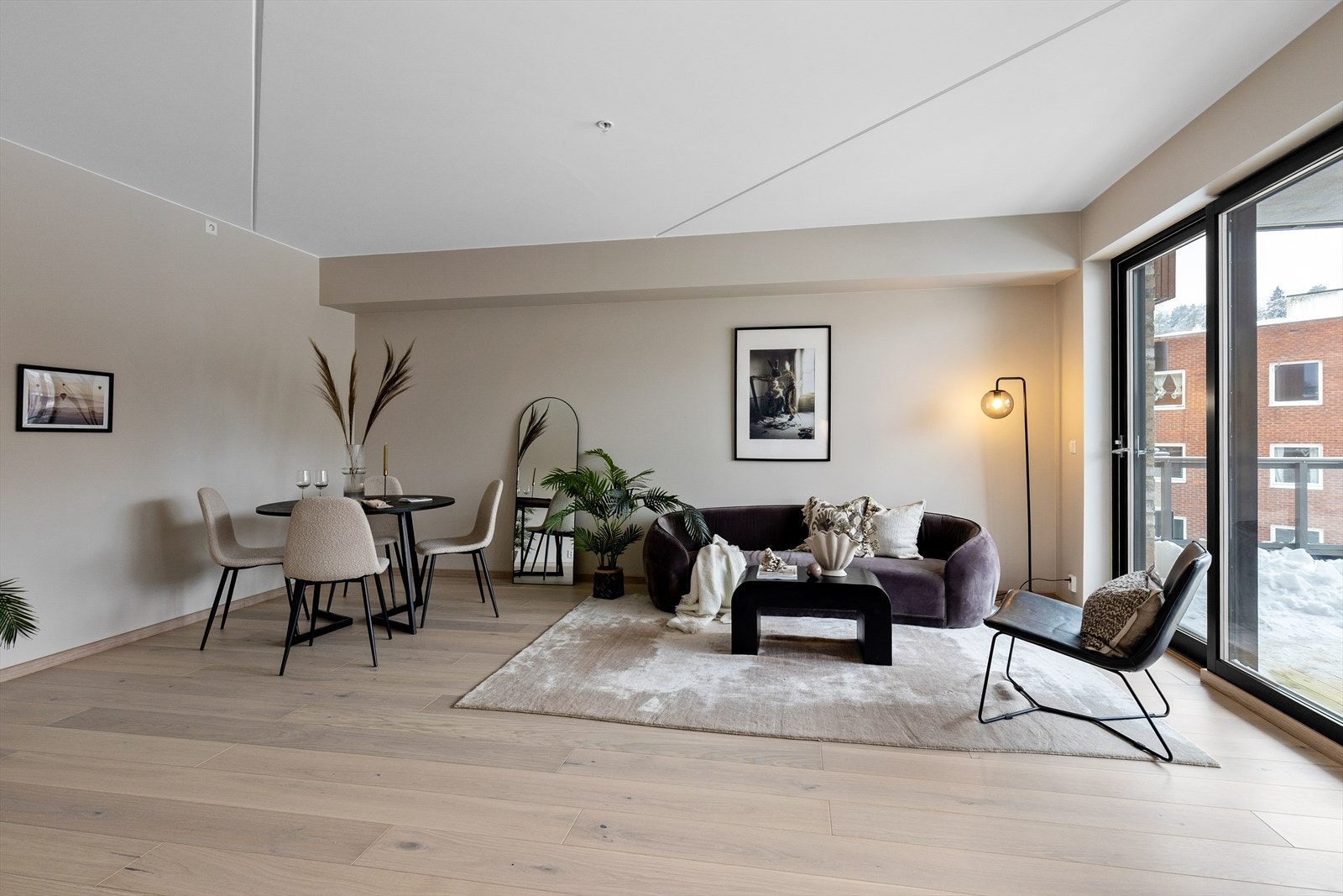 Stuen har god plass til å innrede med både en deilig sofagruppe samt en hyggelig spisegruppe. Galleribilde