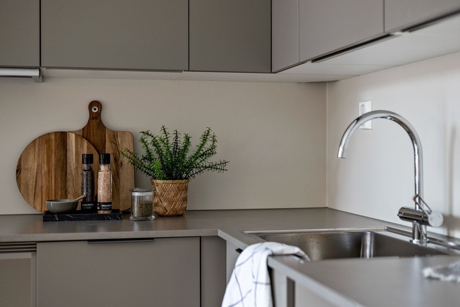 Stikkontakter er montert på vegg over benkeplaten og benkebelysning er monter under overskap. Komfyrvakt og Waterguard er også montert. Galleribilde