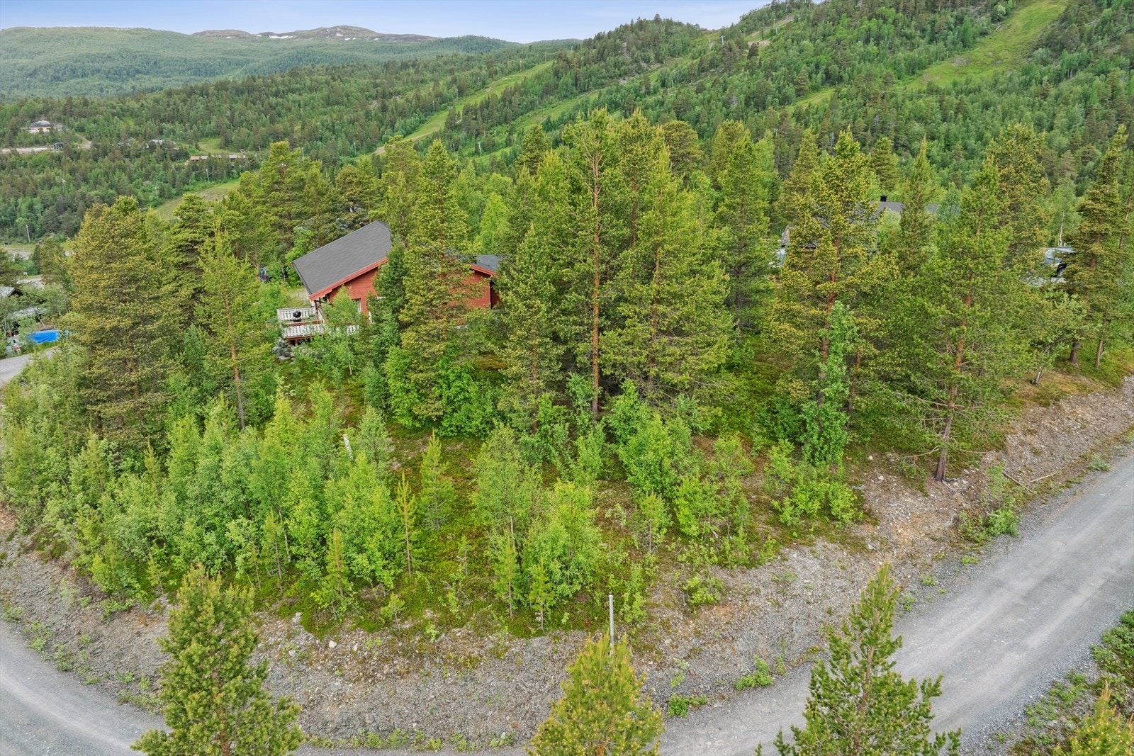 Eiendommen er tilknyttet privat vei. Stikkvei fra vei inn til bolig må opparbeides og bekostes av kjøper. Galleribilde