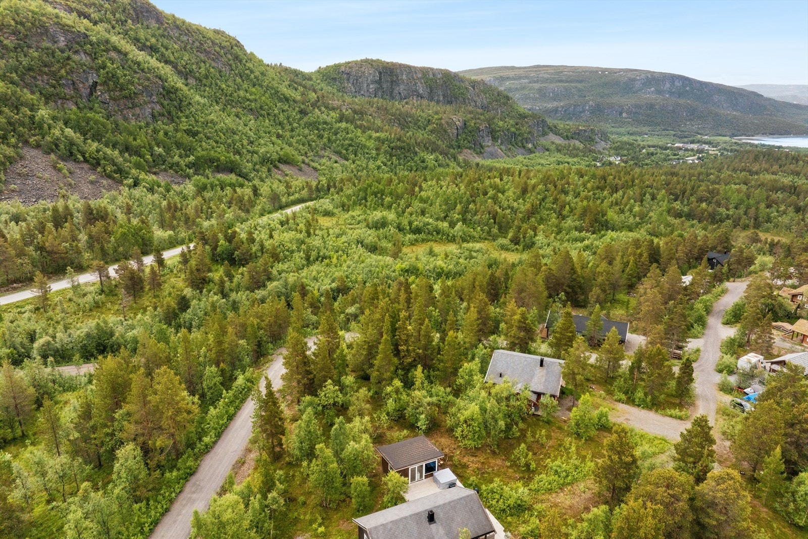 En ubebygget tomt som ligger flott til på Nikkihompen i Rafsbotn - et rolig og naturskjønt område med en blanding av helårsboliger og fritidseiendommer. Galleribilde