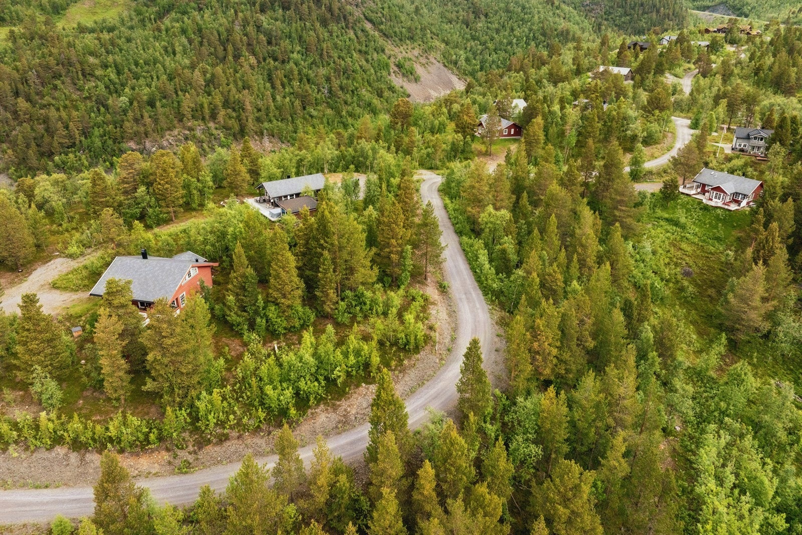 Beliggenheten gir flott utsikt mot fjell og fjord, og området er kjent for sin nærhet til naturen og gode rekreasjonsmuligheter året rundt. Galleribilde
