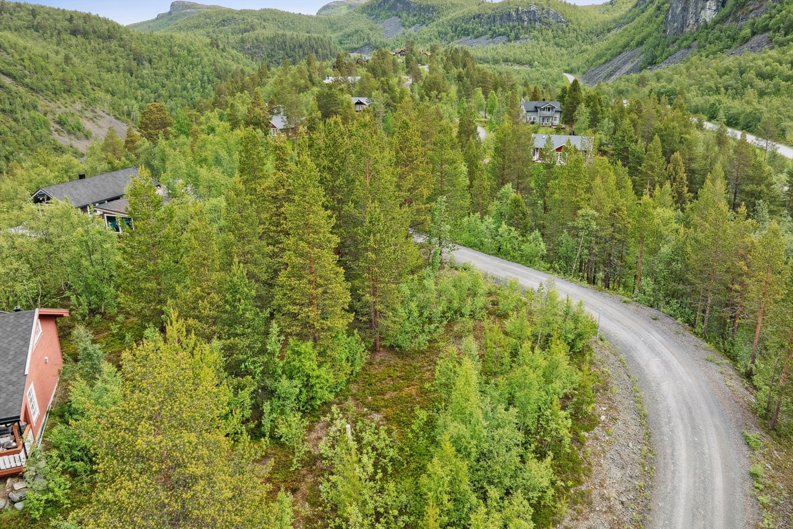 Det vil bli skiltet med visningsskilt fra DNB Eiendom under annonserte visninger. Se også vedlagte kartskisse i annonsen. Ved å trykke på kartet får du enkel tilgang til en spesifisert reiserute fra start til tomten. Galleribilde