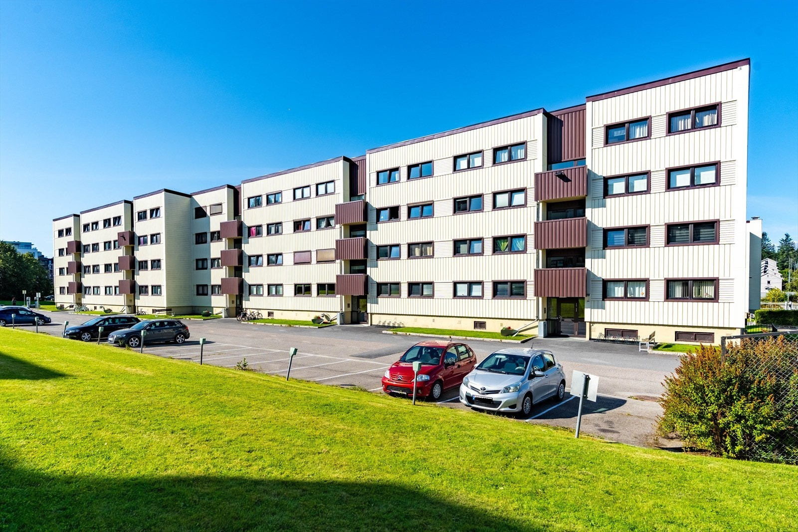 Borettslaget har parkeringsplasser og garasjer som leies ut etter venteliste. Galleribilde