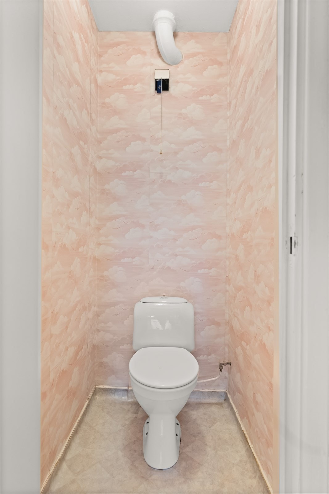 Toalettrommet ligger vegg-i-vegg og er utstyrt med stående toalett. Galleribilde