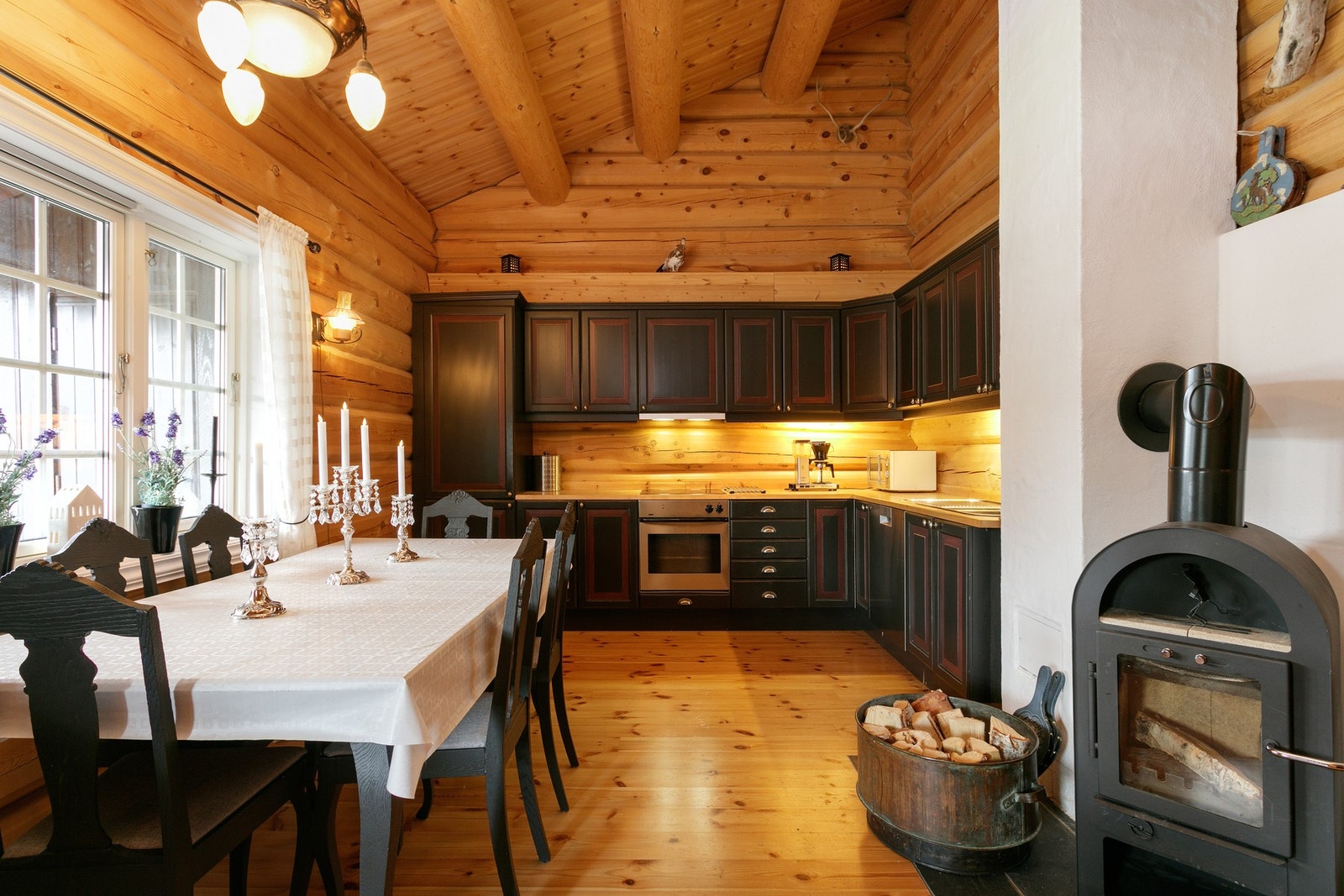 Kjøkken - pen innredning med mye skap og benkeplass. Galleribilde