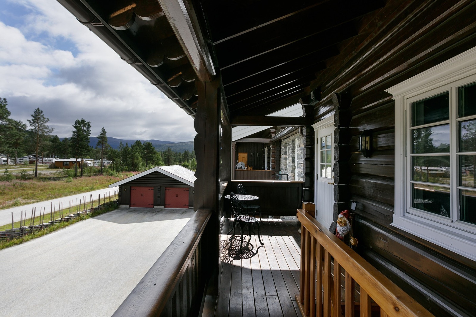 Svalganger og veranda i tilknytning til inngangsparti. Galleribilde