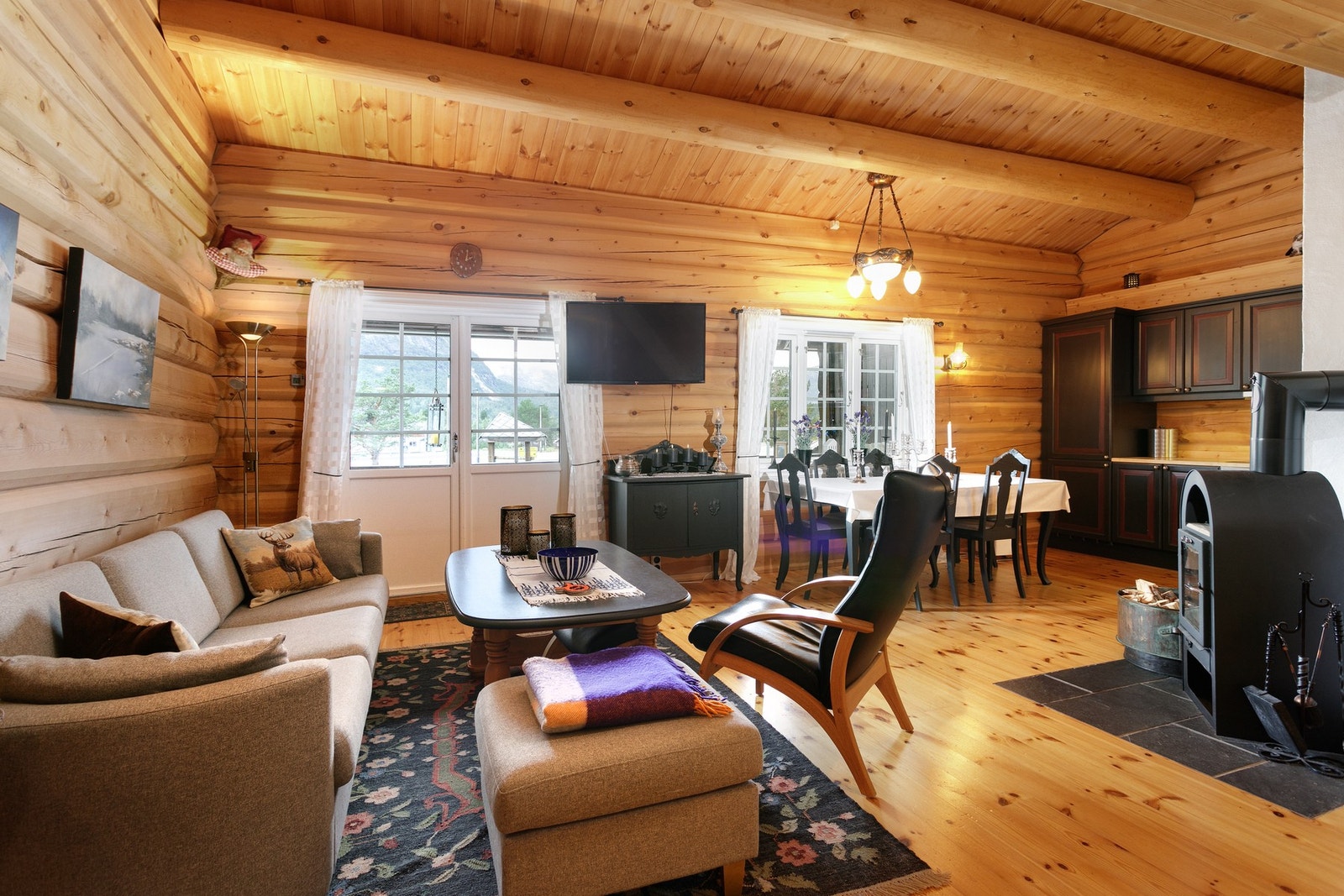 Romslig stue og kjøkken med åpen løsning og utgang til balkong. Galleribilde