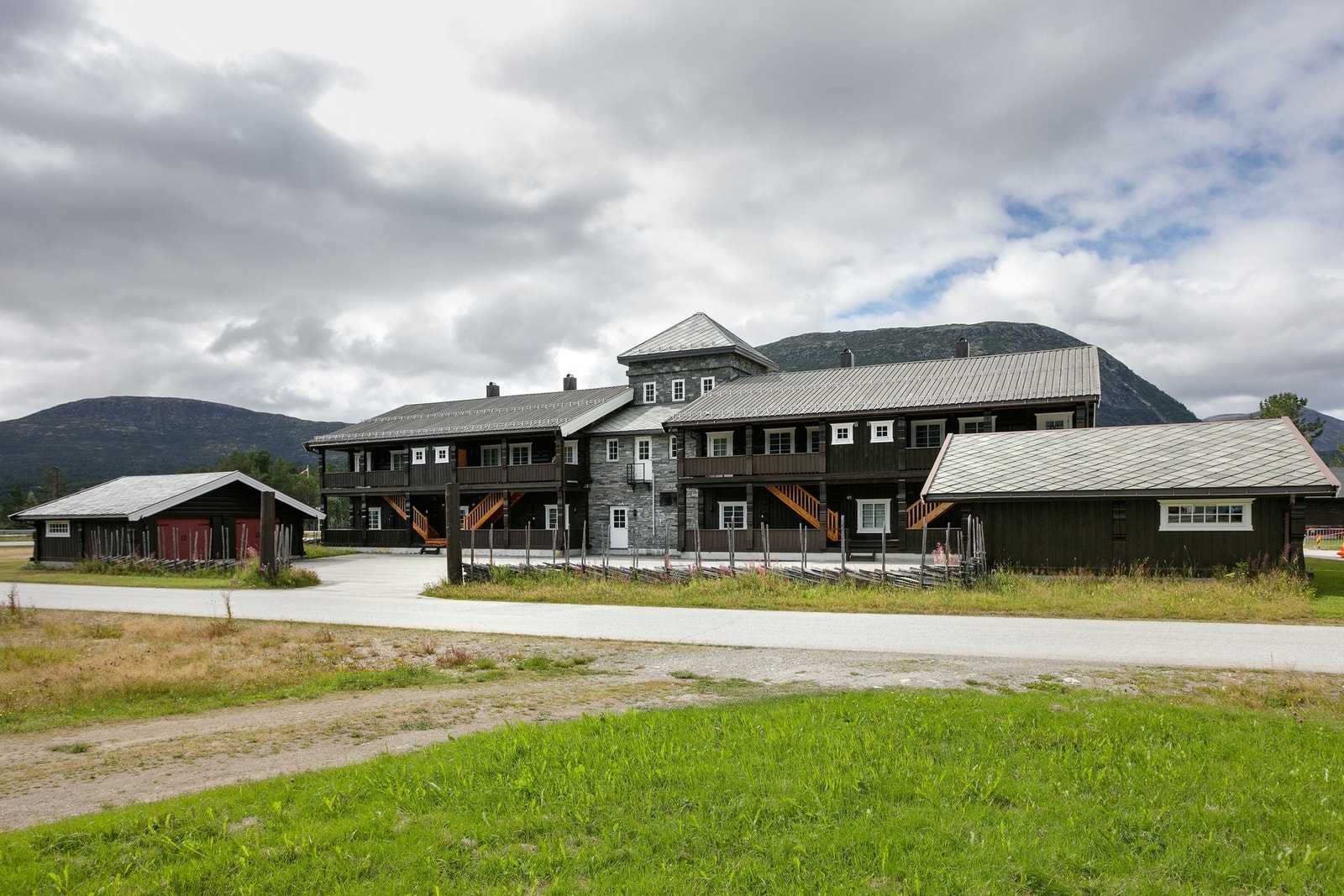 Det er adkomst til leilighetene på østsiden av bygget, her er det god plass og godt med parkeringsplasser. Galleribilde