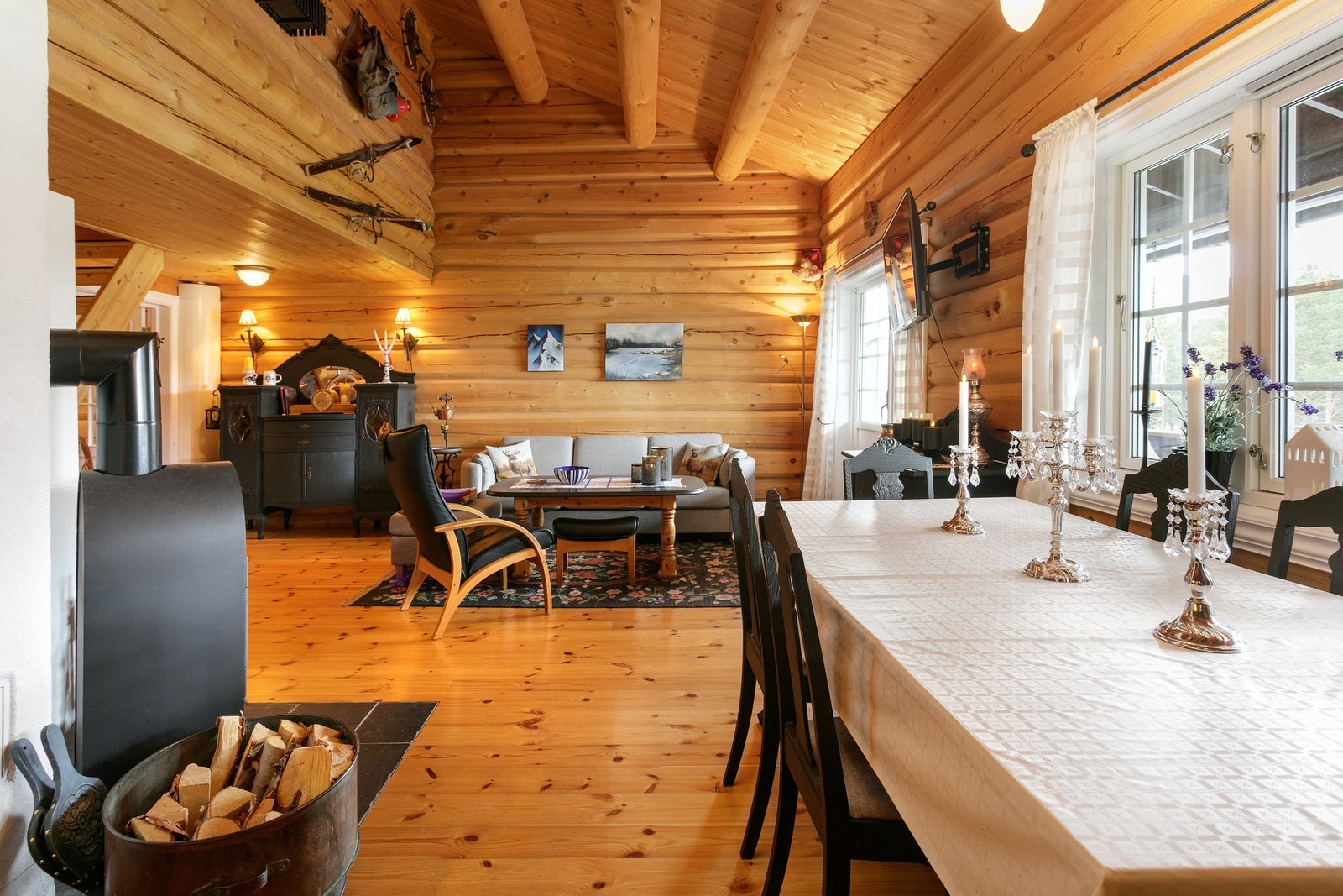 Stue - det er også montert vedovn på stue Galleribilde