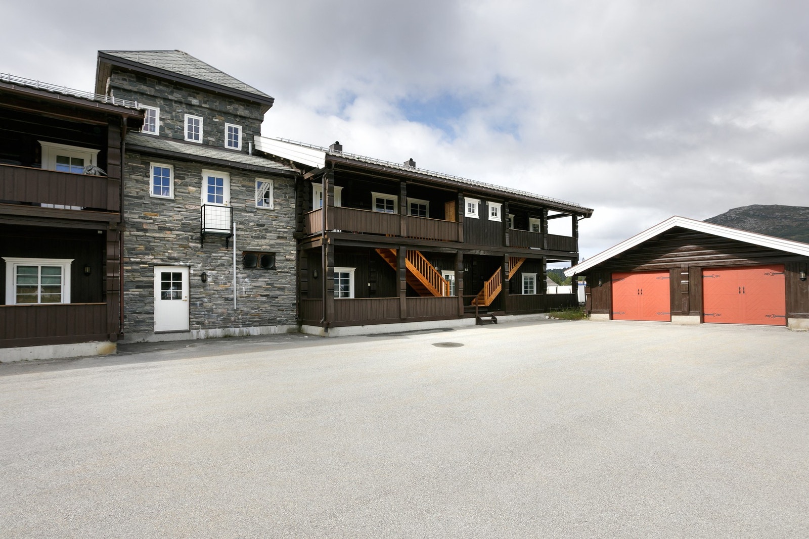 Leiligheten ligger i 2 etasje og det er garasjen helt til høyre i bildet som medfølger. Galleribilde