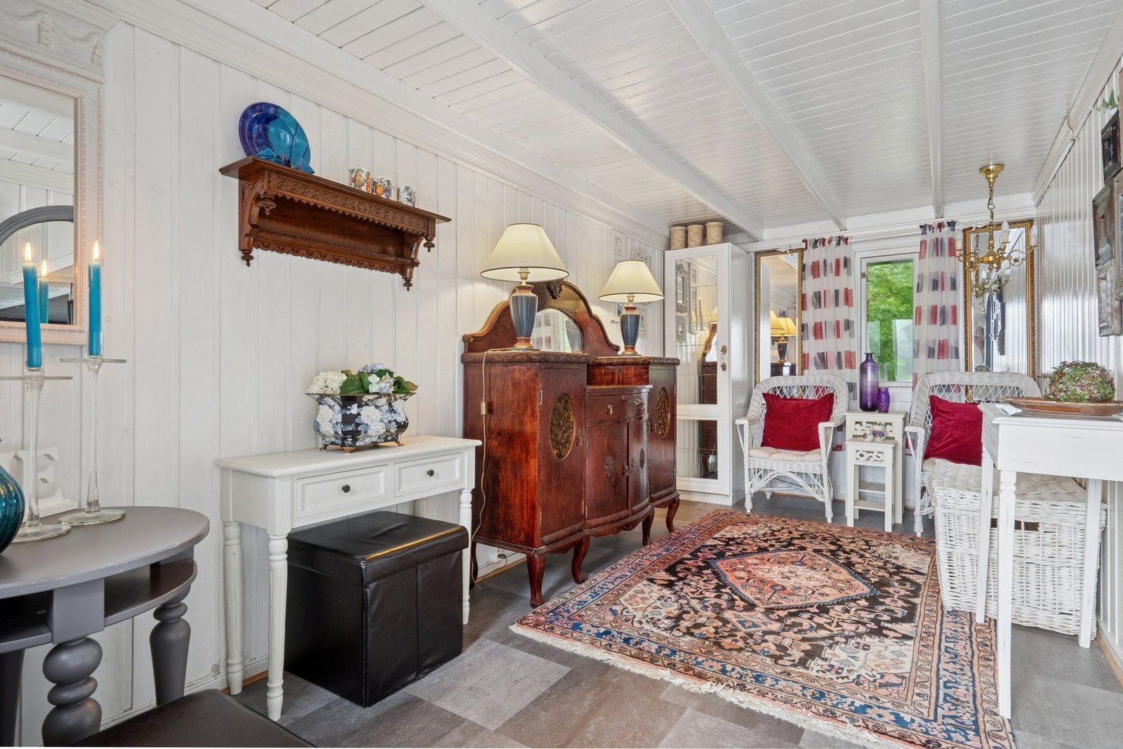 Entre med plass til å henge fra seg. God plass til sittegruppe. Galleribilde