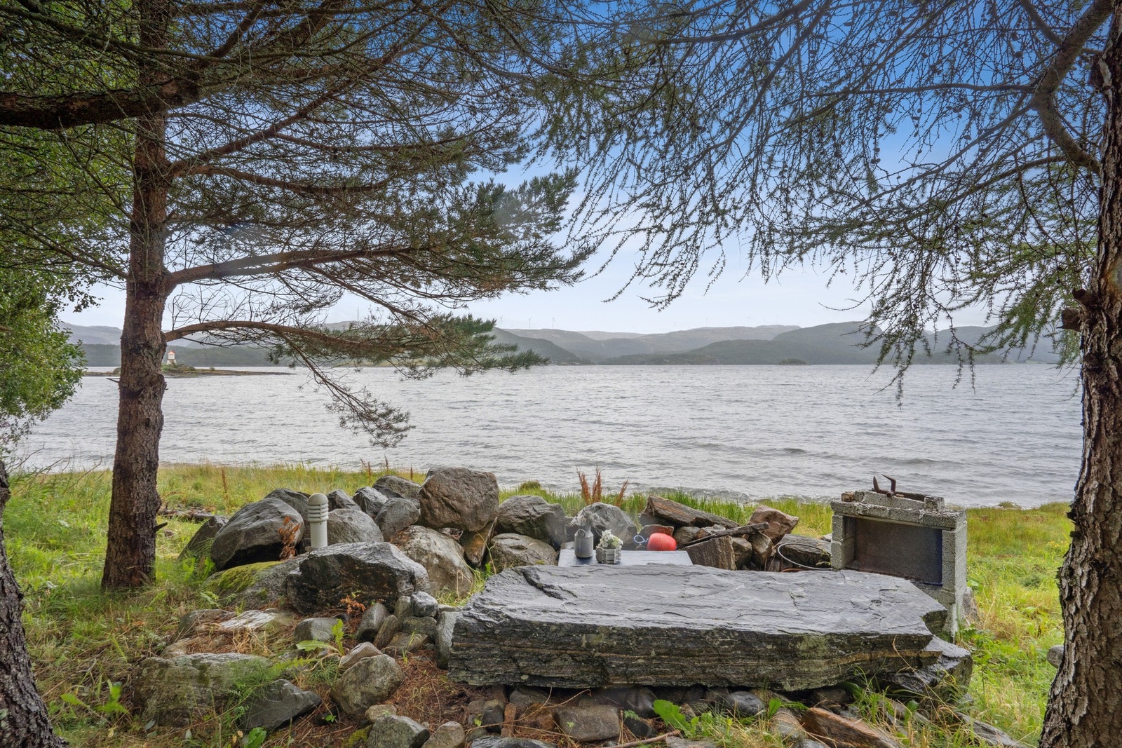 Hytta har en fantastisk grillplass helt nede ved vannkanten. Galleribilde