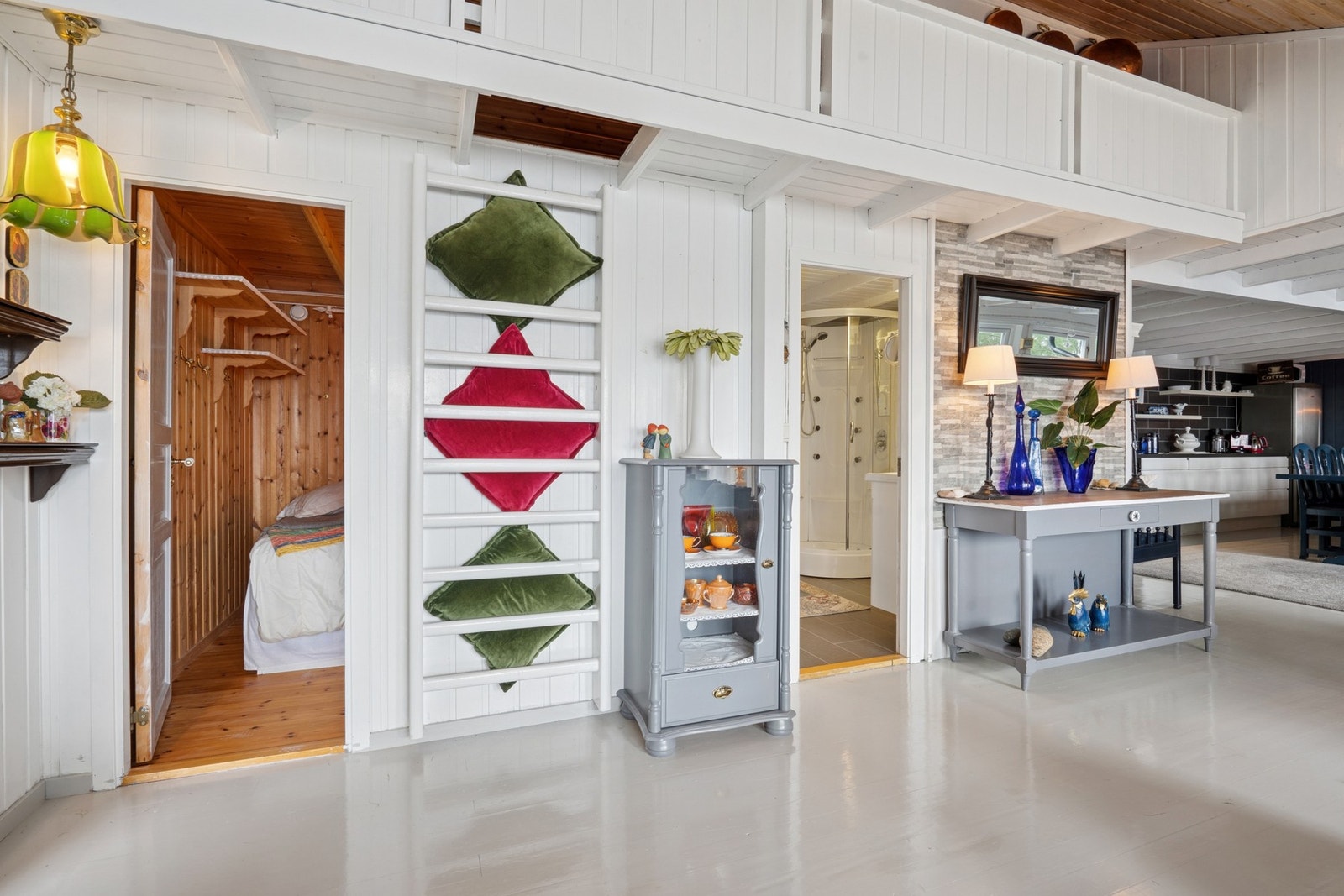 Hytta fremstår svært sjarmerende og har flere praktiske løsninger. Galleribilde