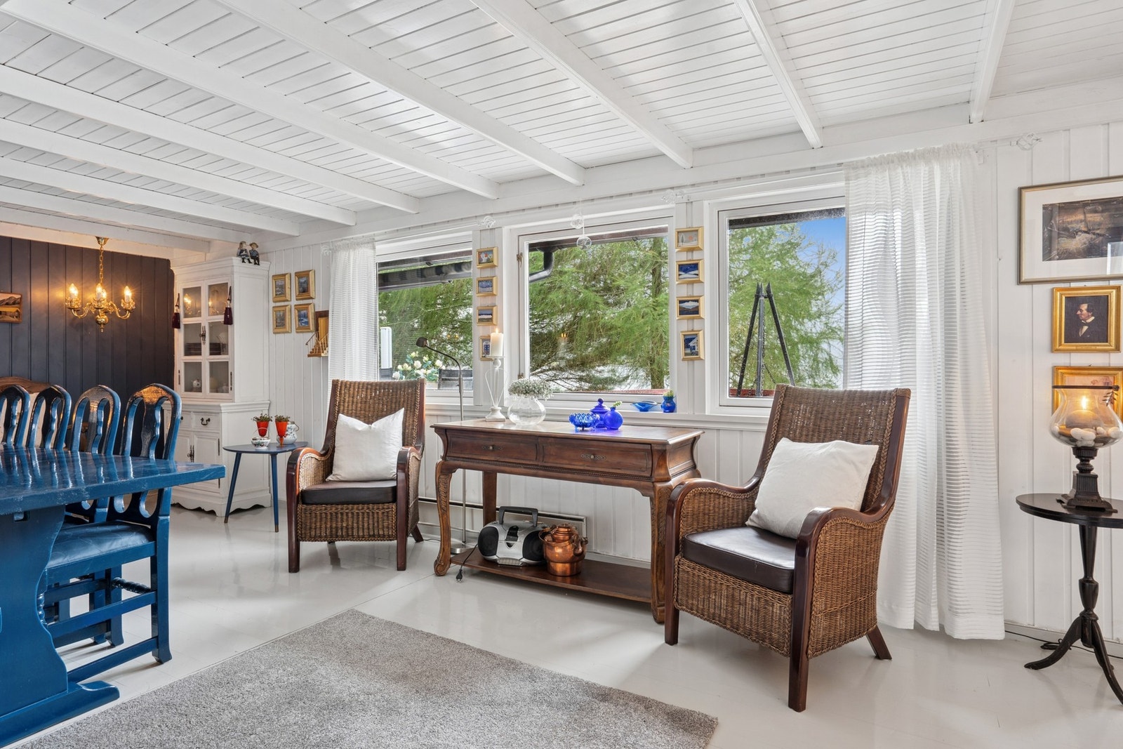 Stuen har flere møbleringsmuligheter med god plass til sittegrupper. Galleribilde