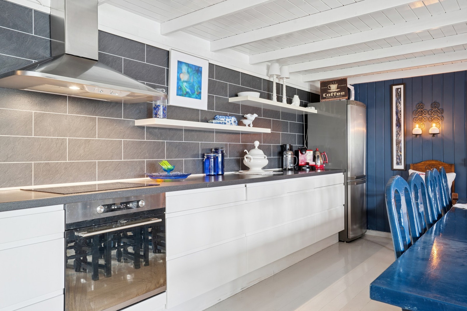 Kjøkkenet har integrerte hvitevarer og frittstående kjøleskap. Galleribilde