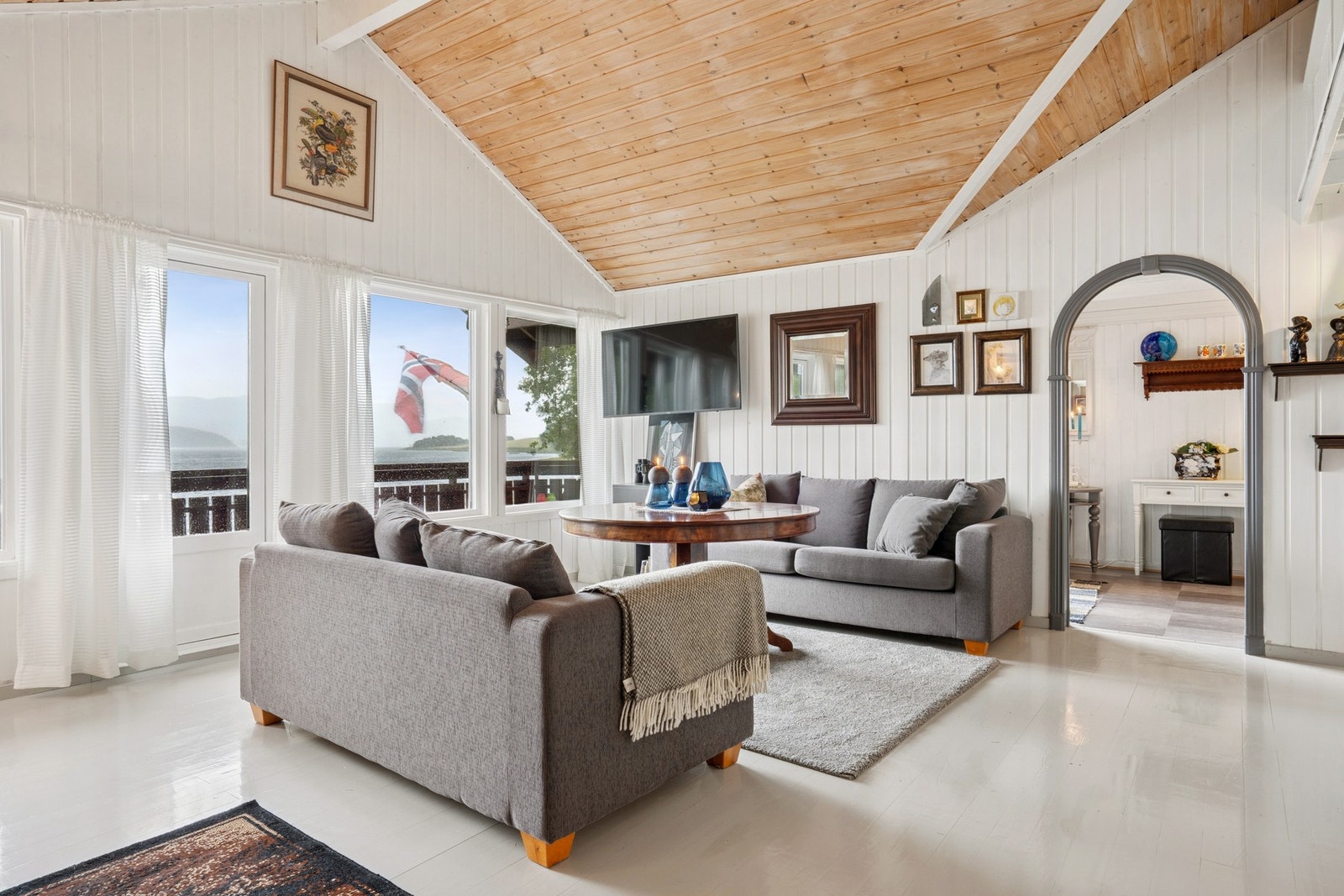 Suen er malt i morderne fargevalg. Galleribilde