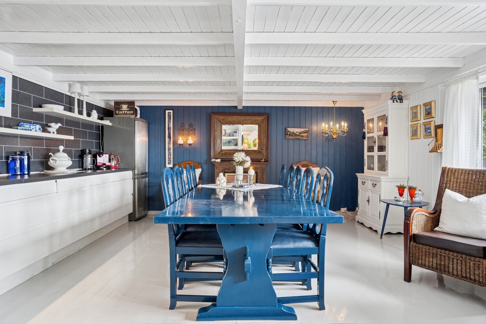 Moderne kjøkken med god plass til stor spisegruppe. Galleribilde