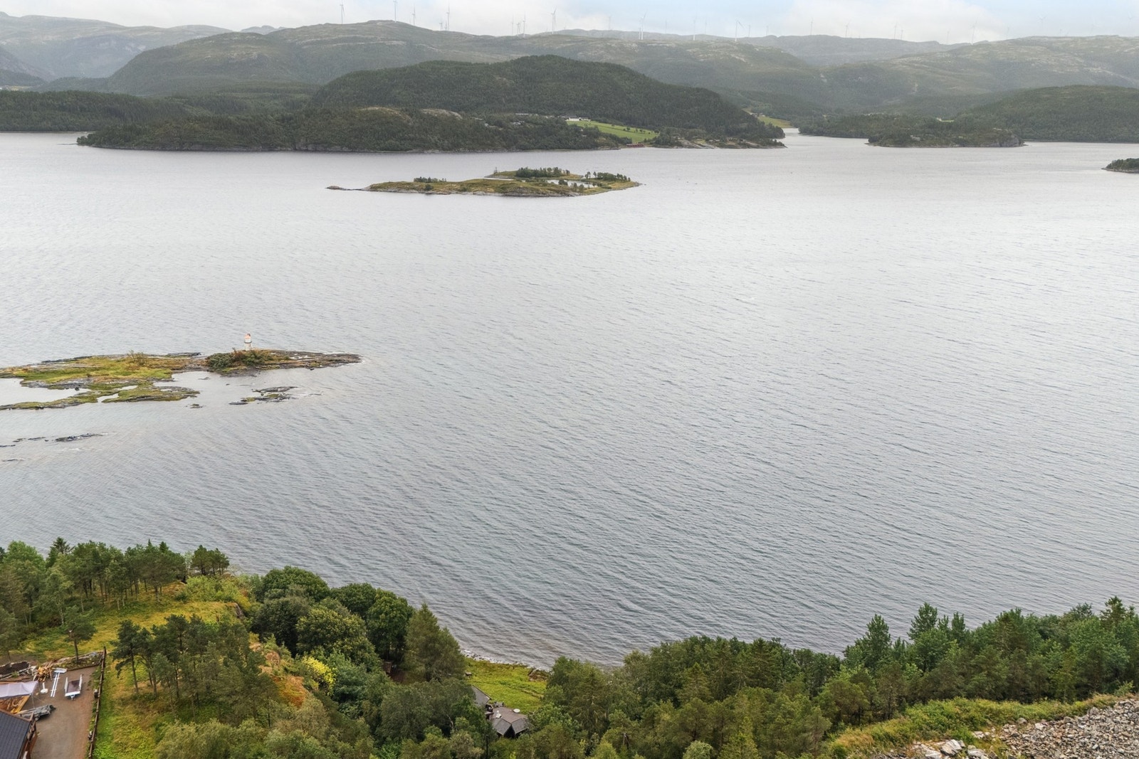 Fantastisk natur rundt eiendommen. Det foreligger skriftlig avtale på at eiendommen har mulighet til å bygge seg naust. Galleribilde
