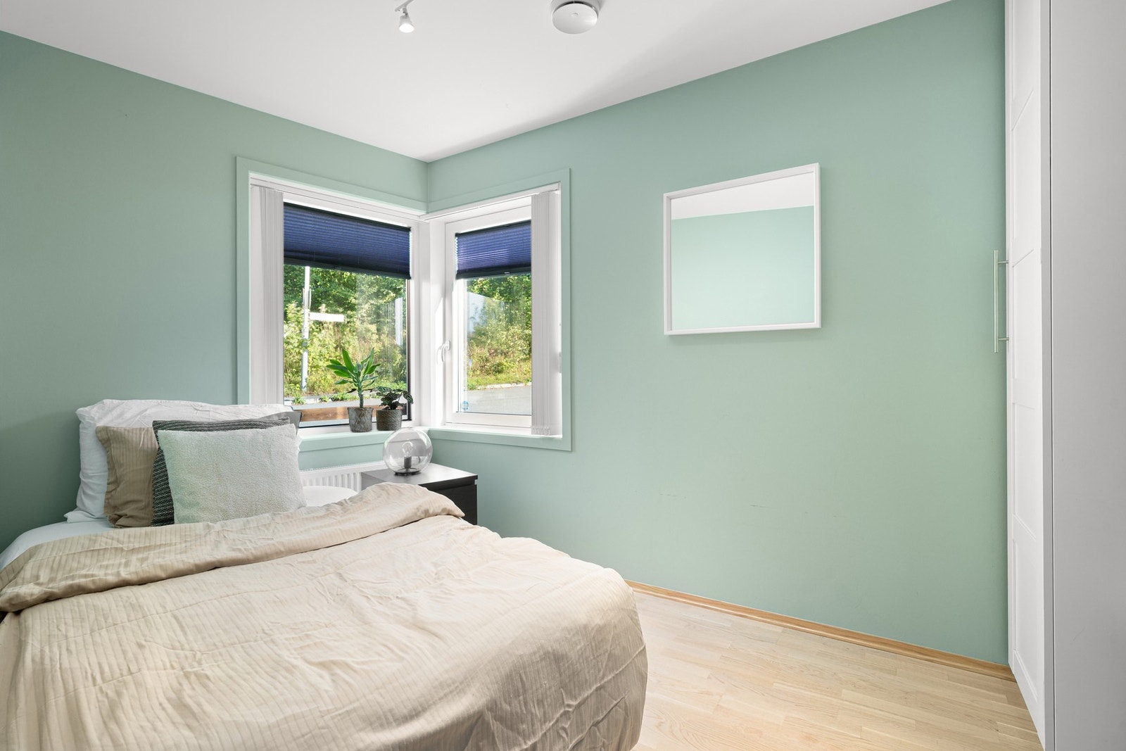 Soverom 2 på 8,2 m². Legg merke til at det er måltilpassede plisségardiner på alle soverommenes vinduer. Galleribilde