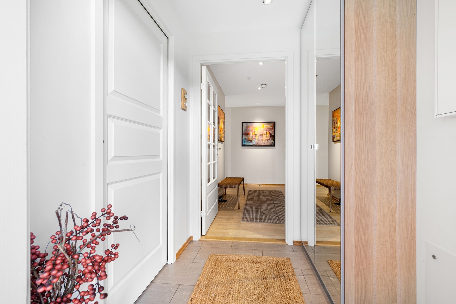 Innbydende og flislagt inngangsparti med skyvedørsgarderobe. Galleribilde