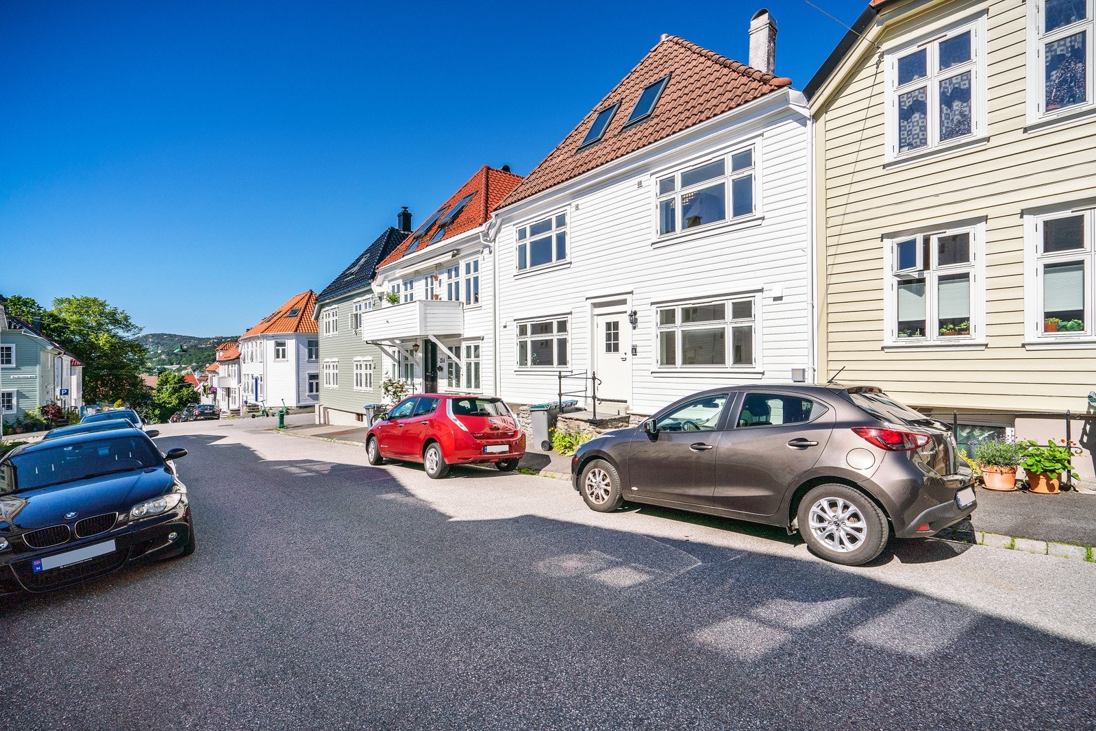 Her bor en i en rolig gate, med kort vei til alt en trenger i hverdagen. Galleribilde