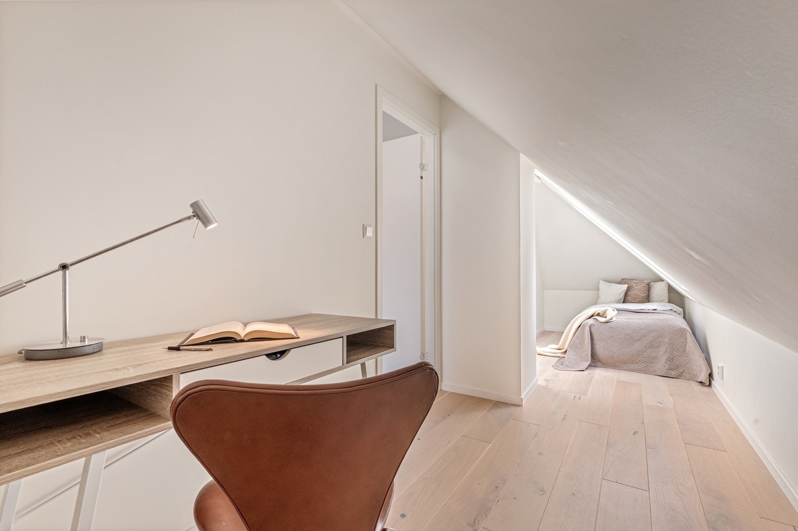 Det minste soverommet er ikke målbart grunnet takhøyde, men har et gulvareal på 12 kvm og er godkjent som varig opphold. Galleribilde