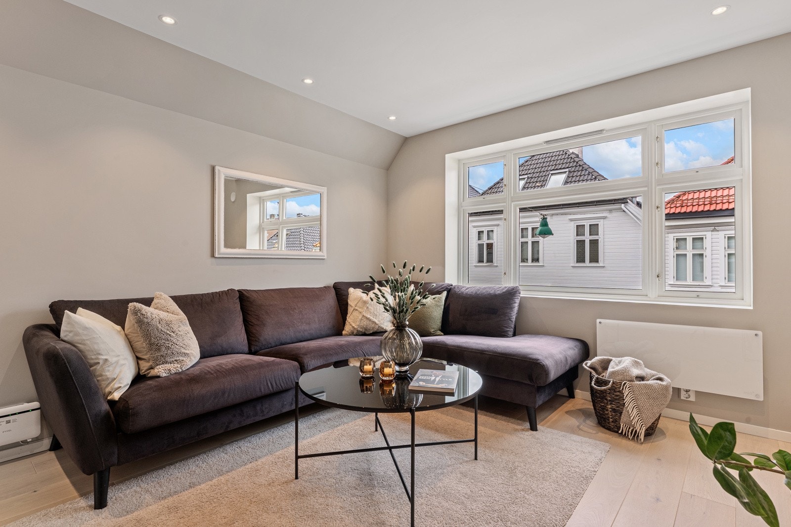 Boligen har en romslig stue med god plass til ønsket møblering. Galleribilde