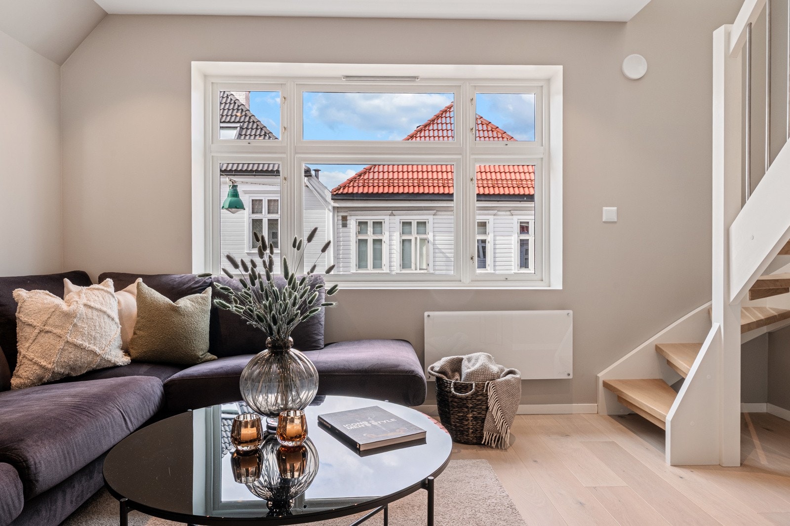 Det store vinduet sikrer rikelig med naturlig lysinnslipp. Galleribilde