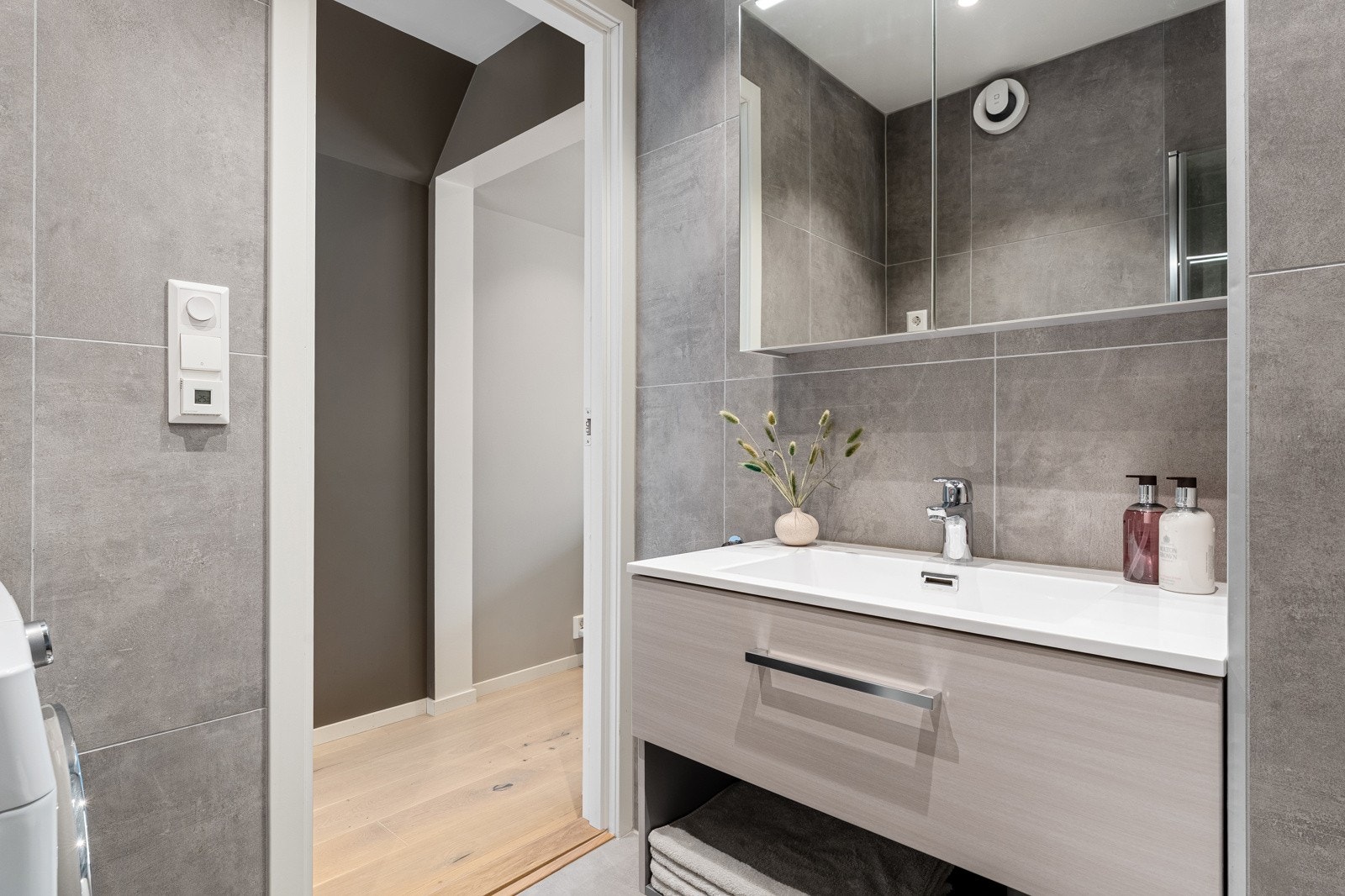 På badet er det også opplegg for vaskemaskin. Galleribilde