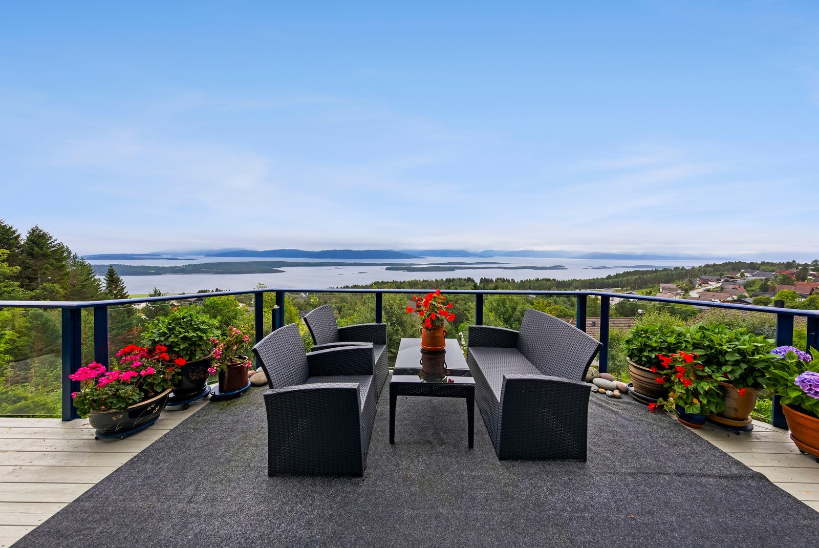 Fantastisk utsikt mot fjord og fjell Galleribilde