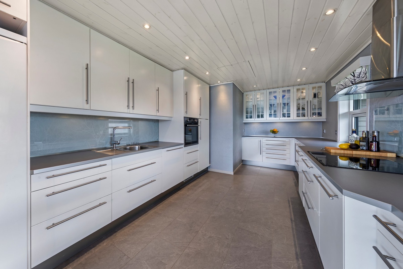 Kjøkkenet er stort og har godt med oppbevaringsplass Galleribilde