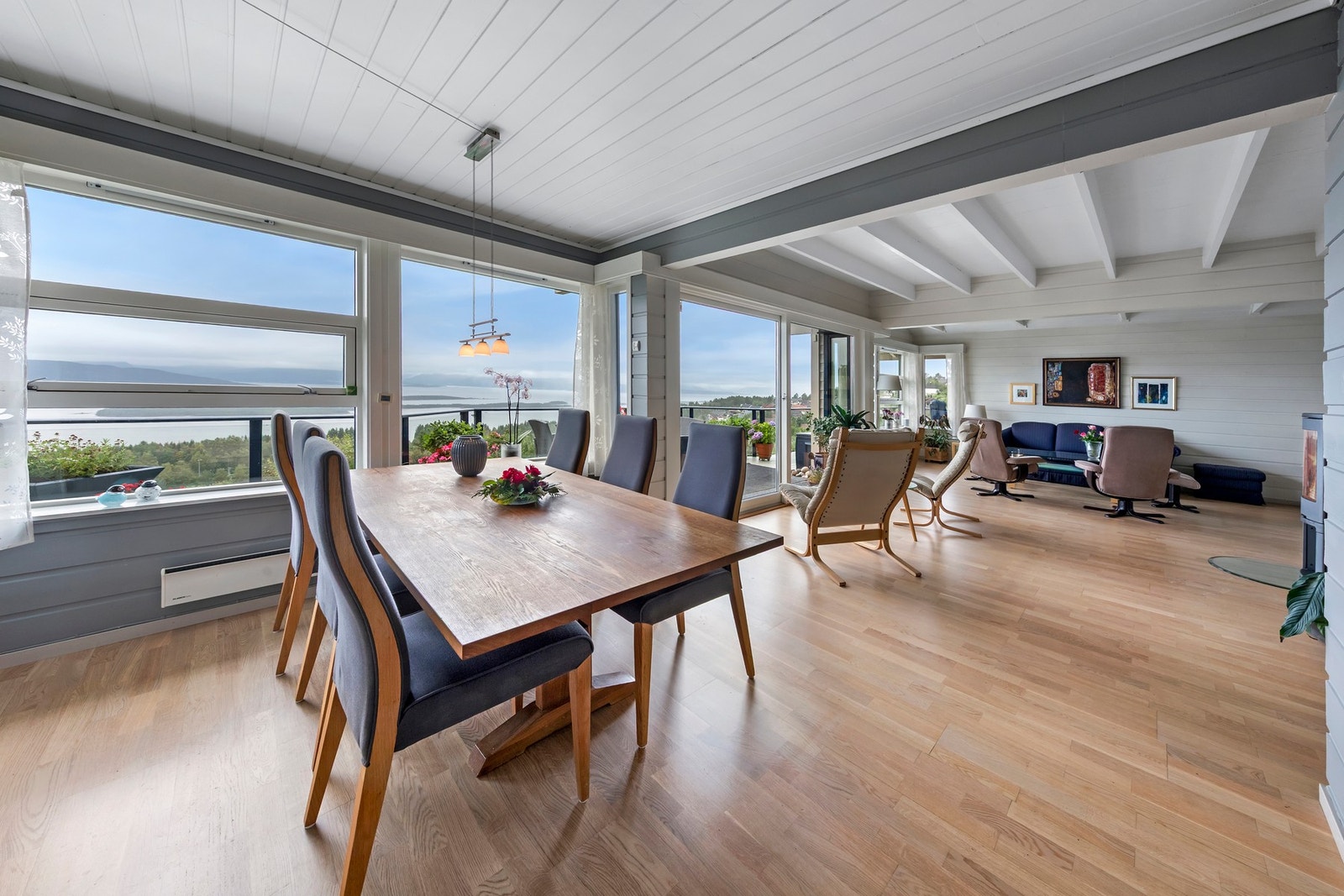 Fra stuen har man en fantastisk utsikt mot Moldepanoramaet Galleribilde