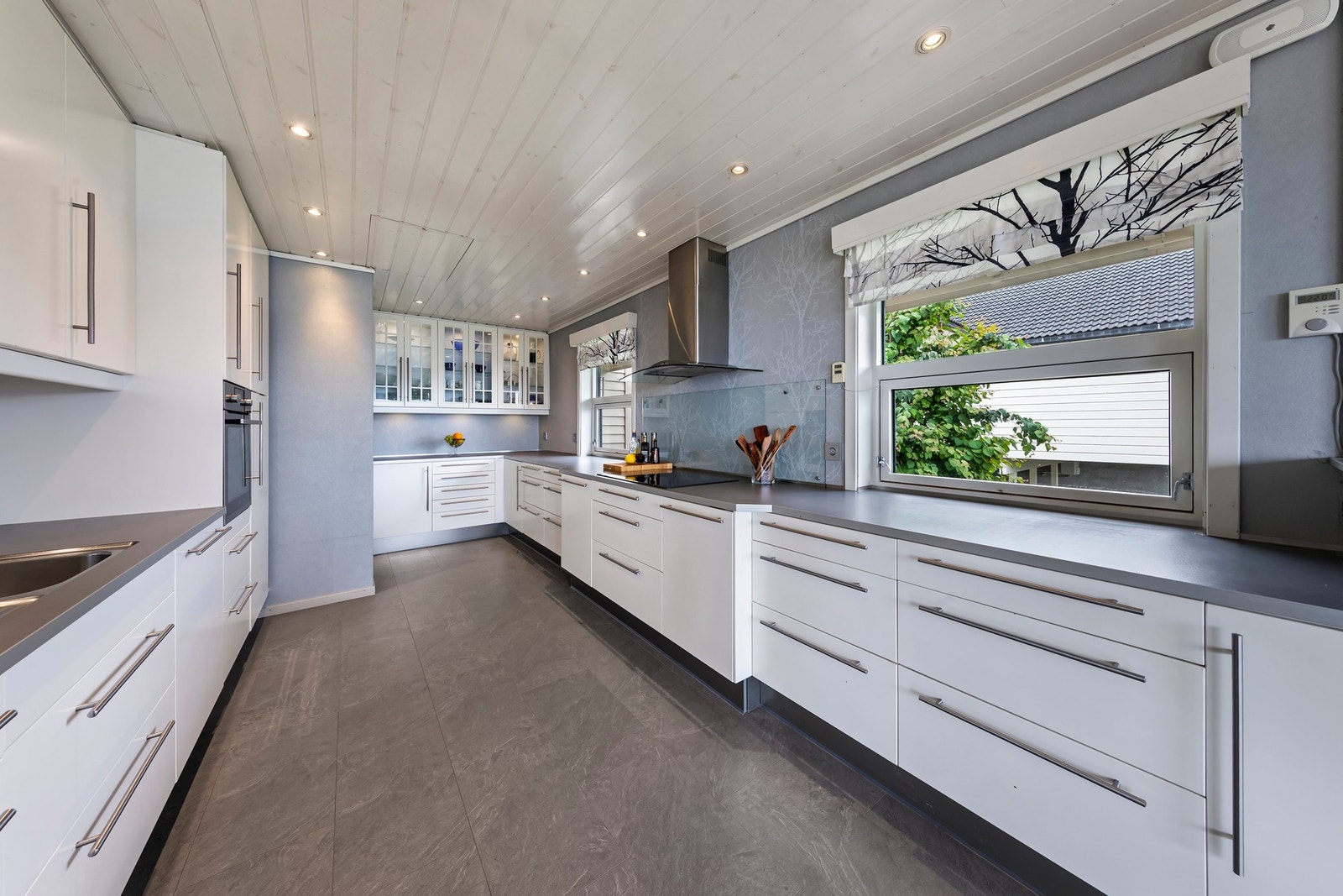 Integrerte hvitevarer som stekeovn, induksjonstopp, oppvaskmaskin. Frittstående kjøleskap Galleribilde