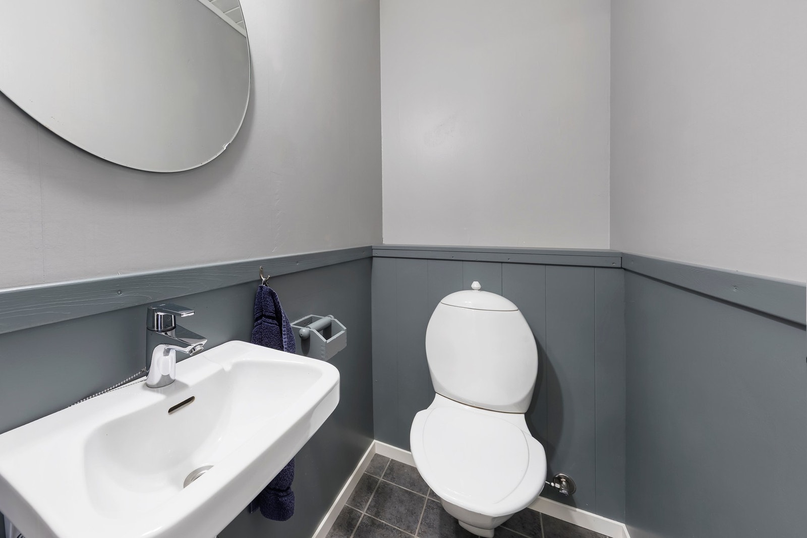 Toalettrom i underetasje med vegghengt toalett og servant Galleribilde