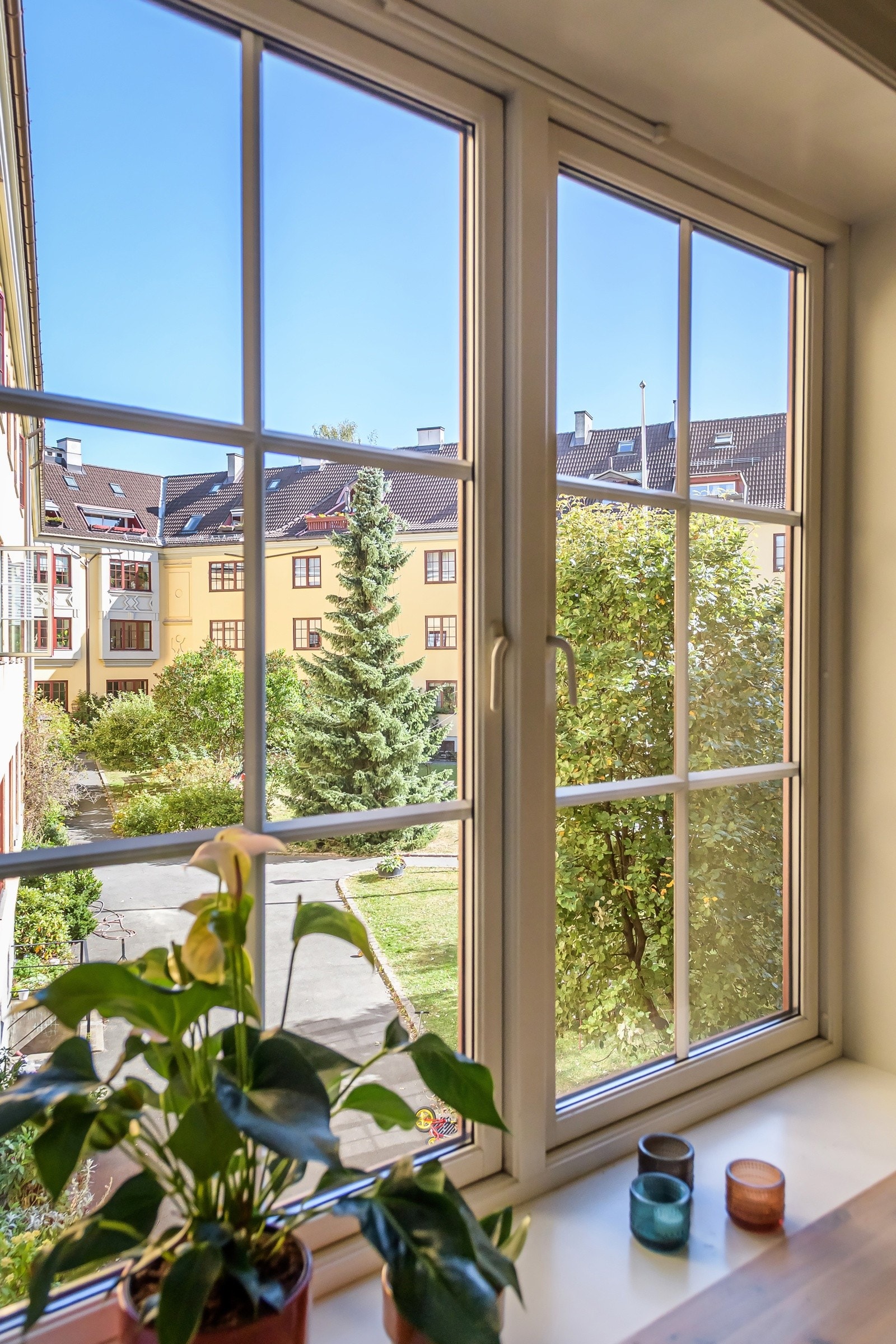 Vinduskarmene er brede med plass til pynt og dekor. Galleribilde