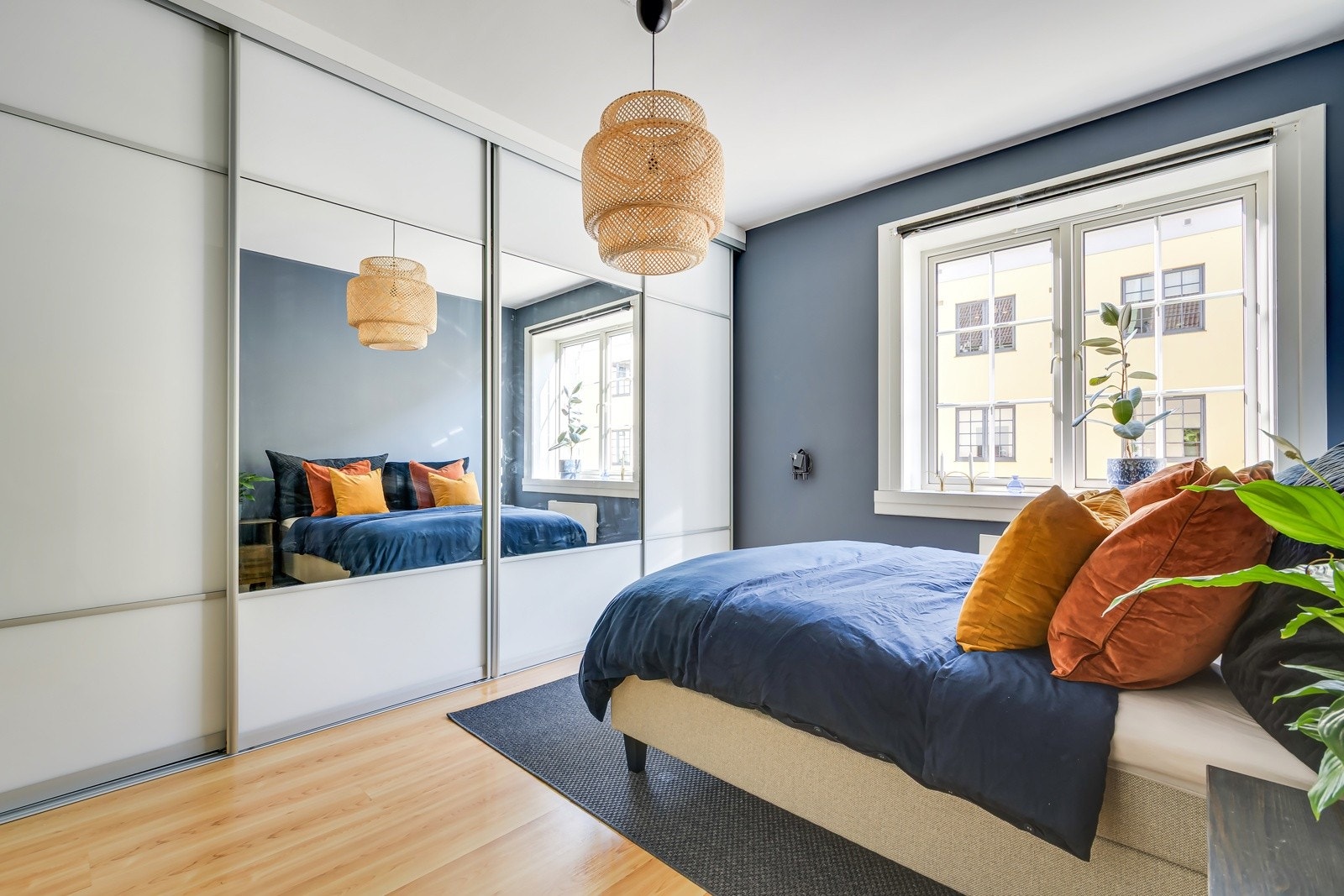 Rommet har god skapplass i skyvedørsgarderobe. Galleribilde